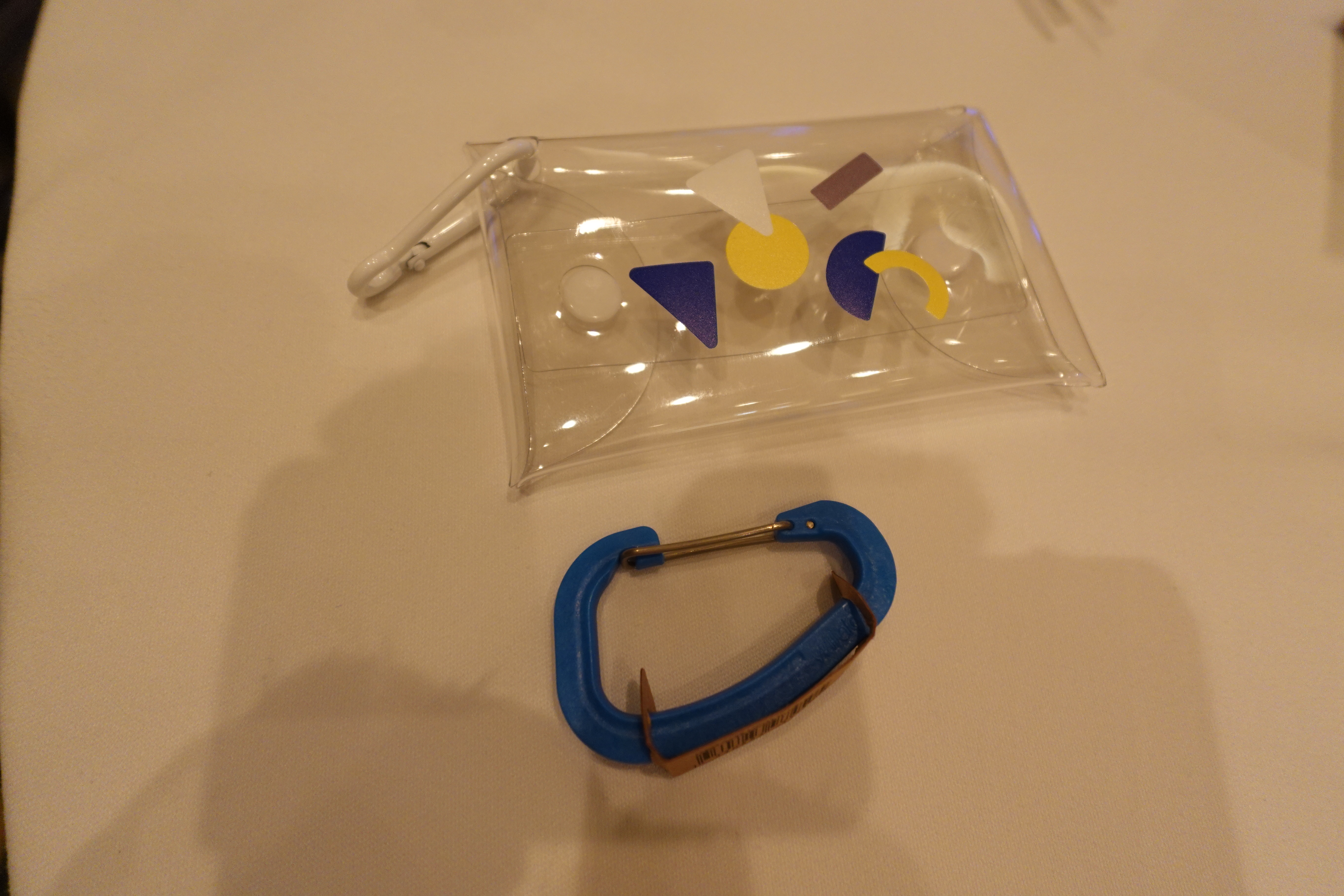 10周年記念でプレゼントされたオリジナルグッズとカラビナ