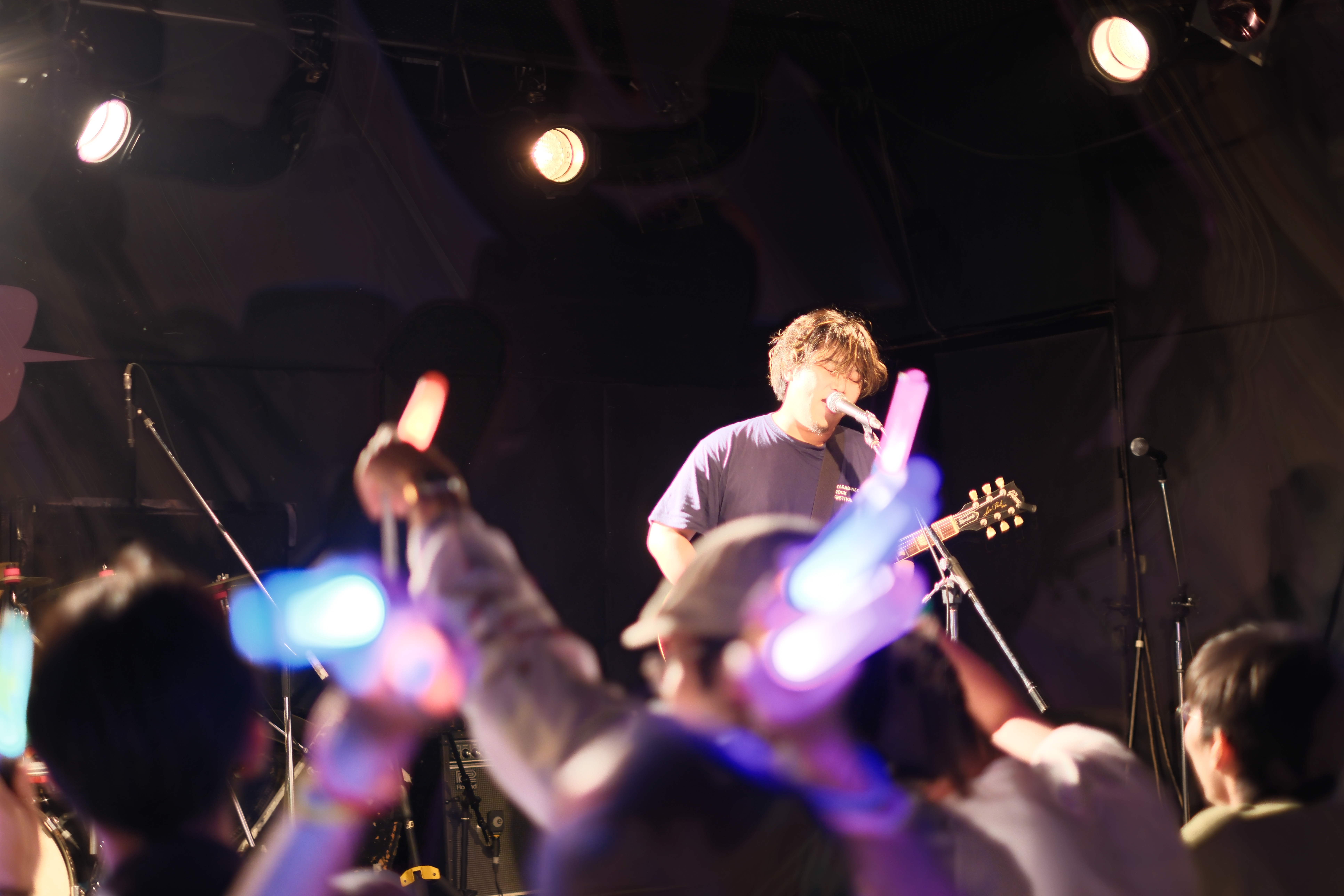 ライブで熱唱中のhizumiさん