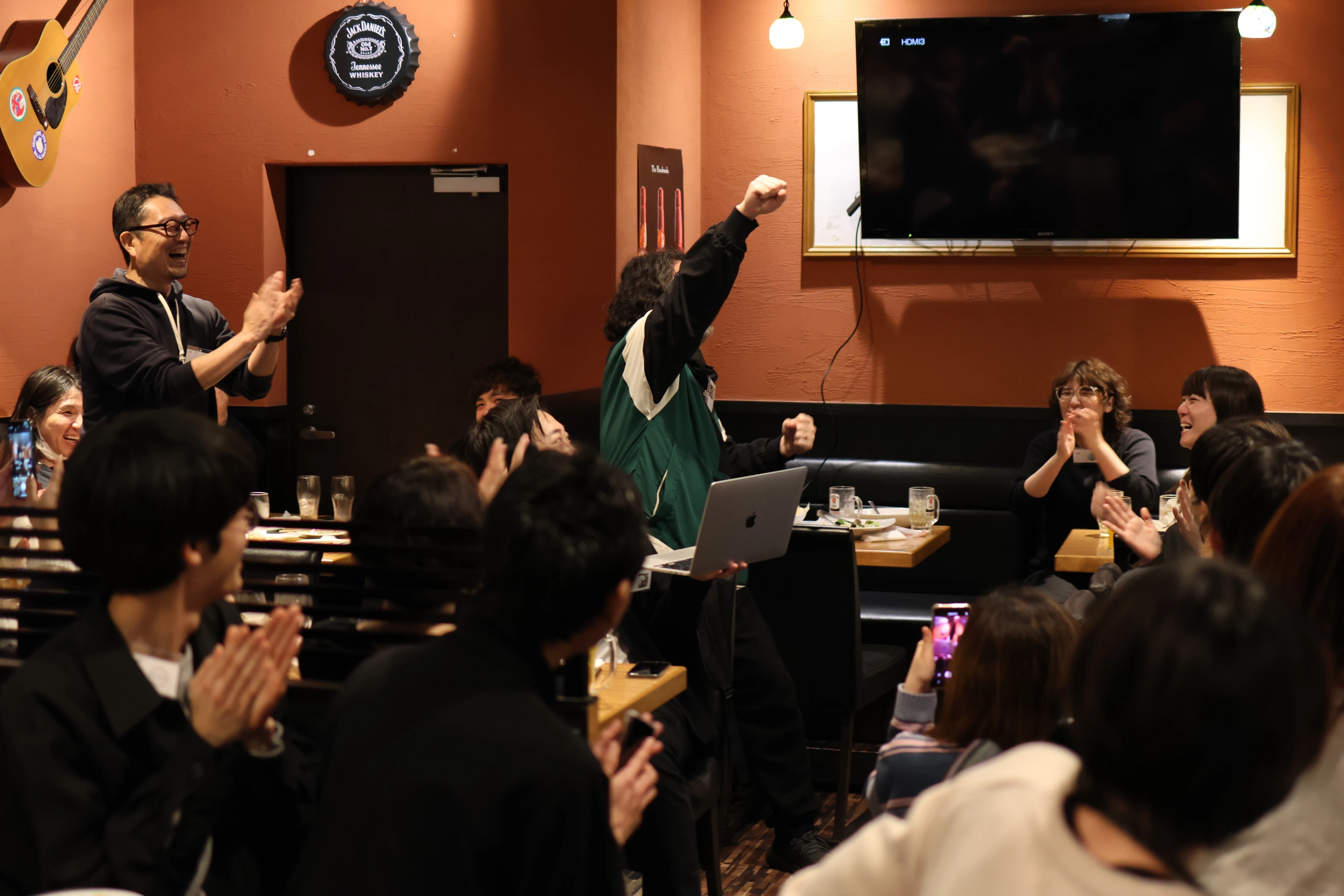 宴会の締めの挨拶をしているモジャさん