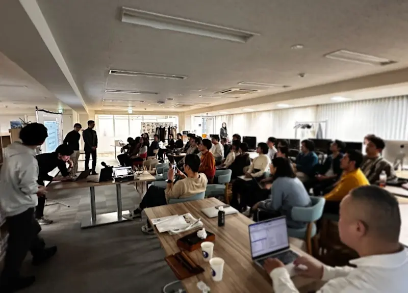 カラビナの全社会議「スマスマ」の様子が分かる写真