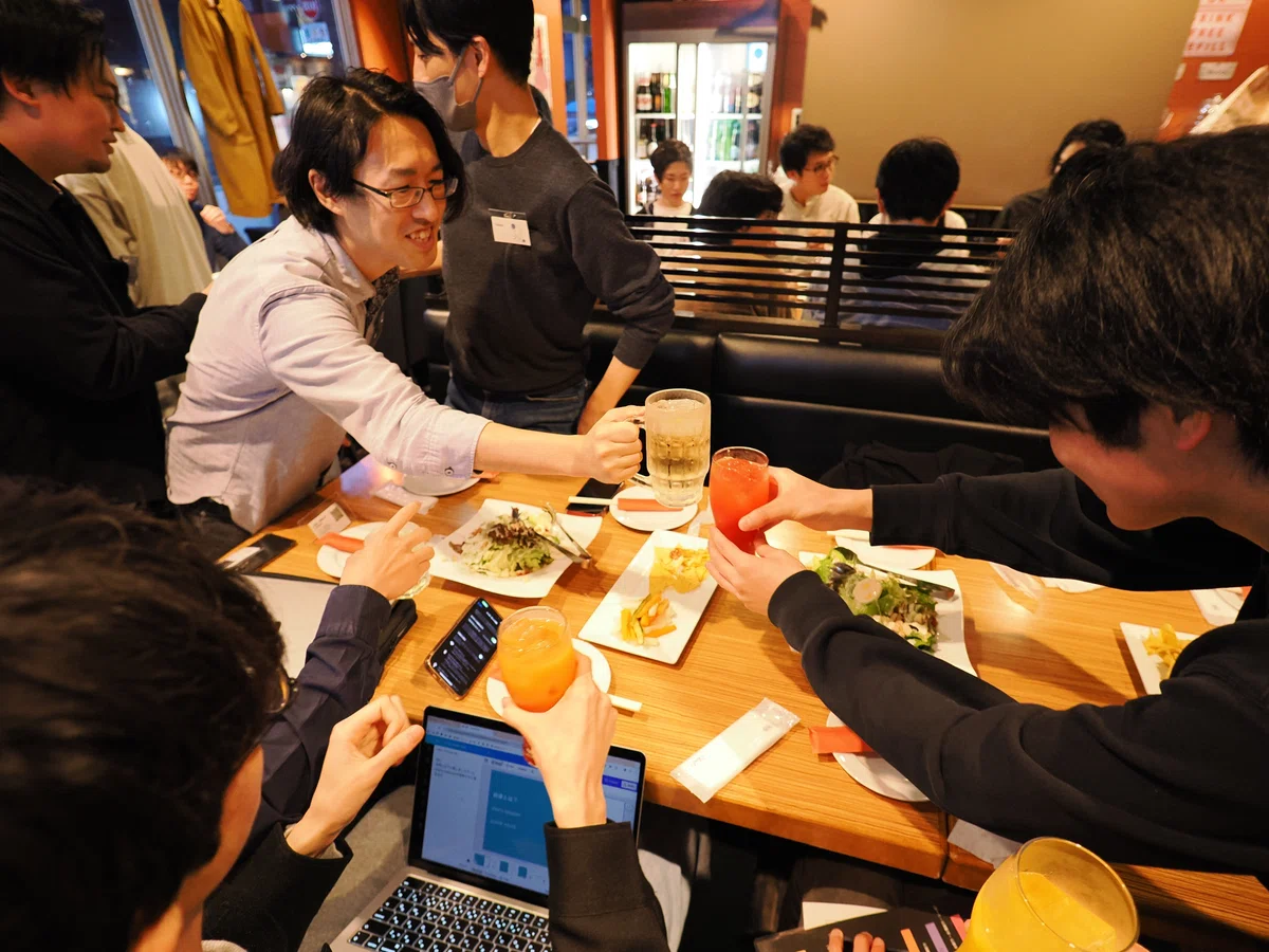 幹事王のキムラさんが珍しく乾杯できている写真