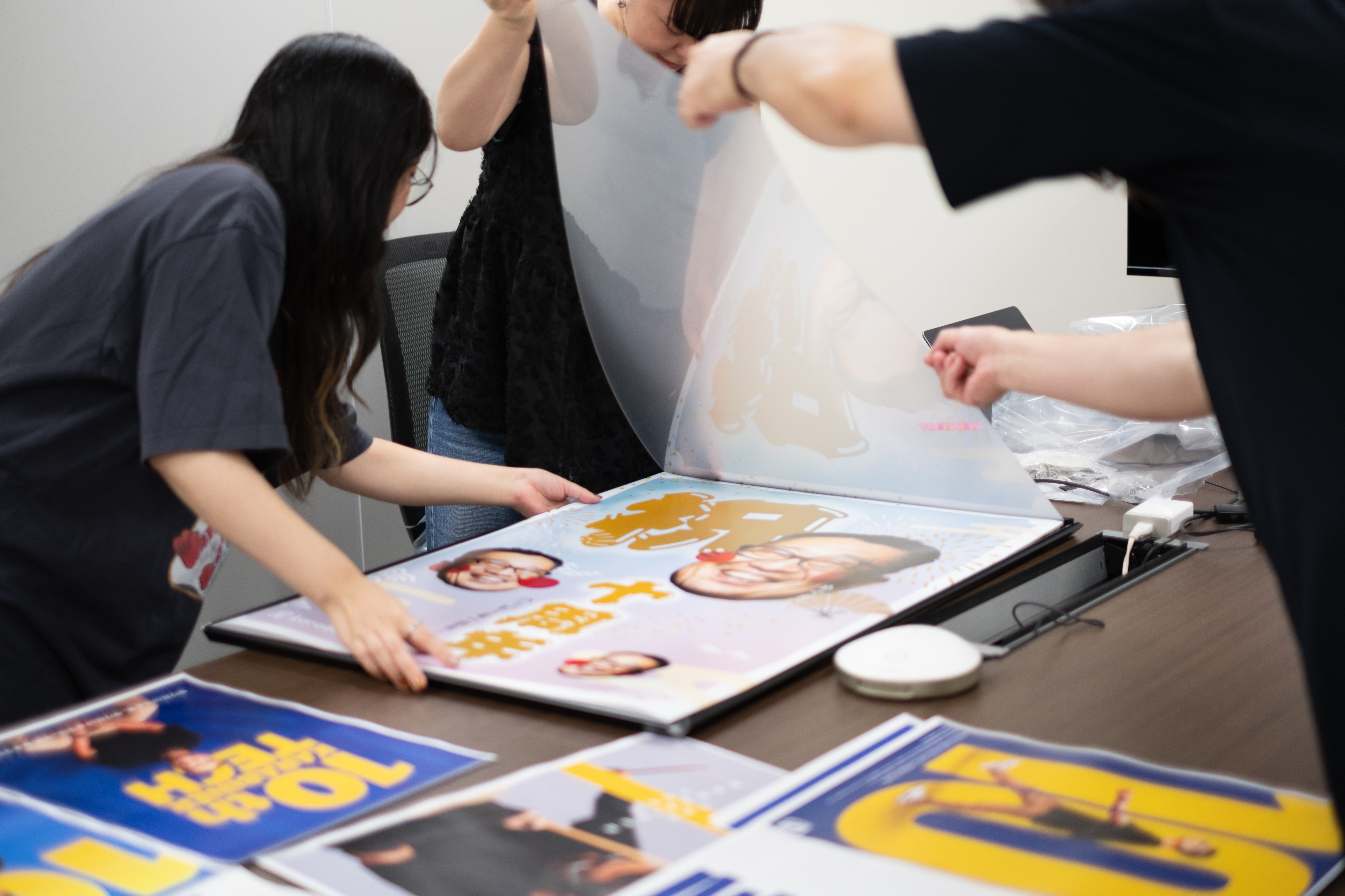 慎重にポスターを額装している様子