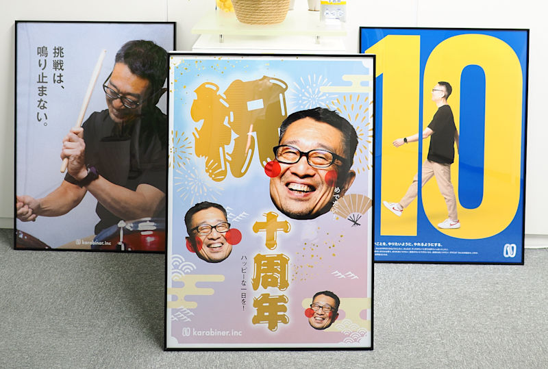 エントランスにポスターが飾ってある様子