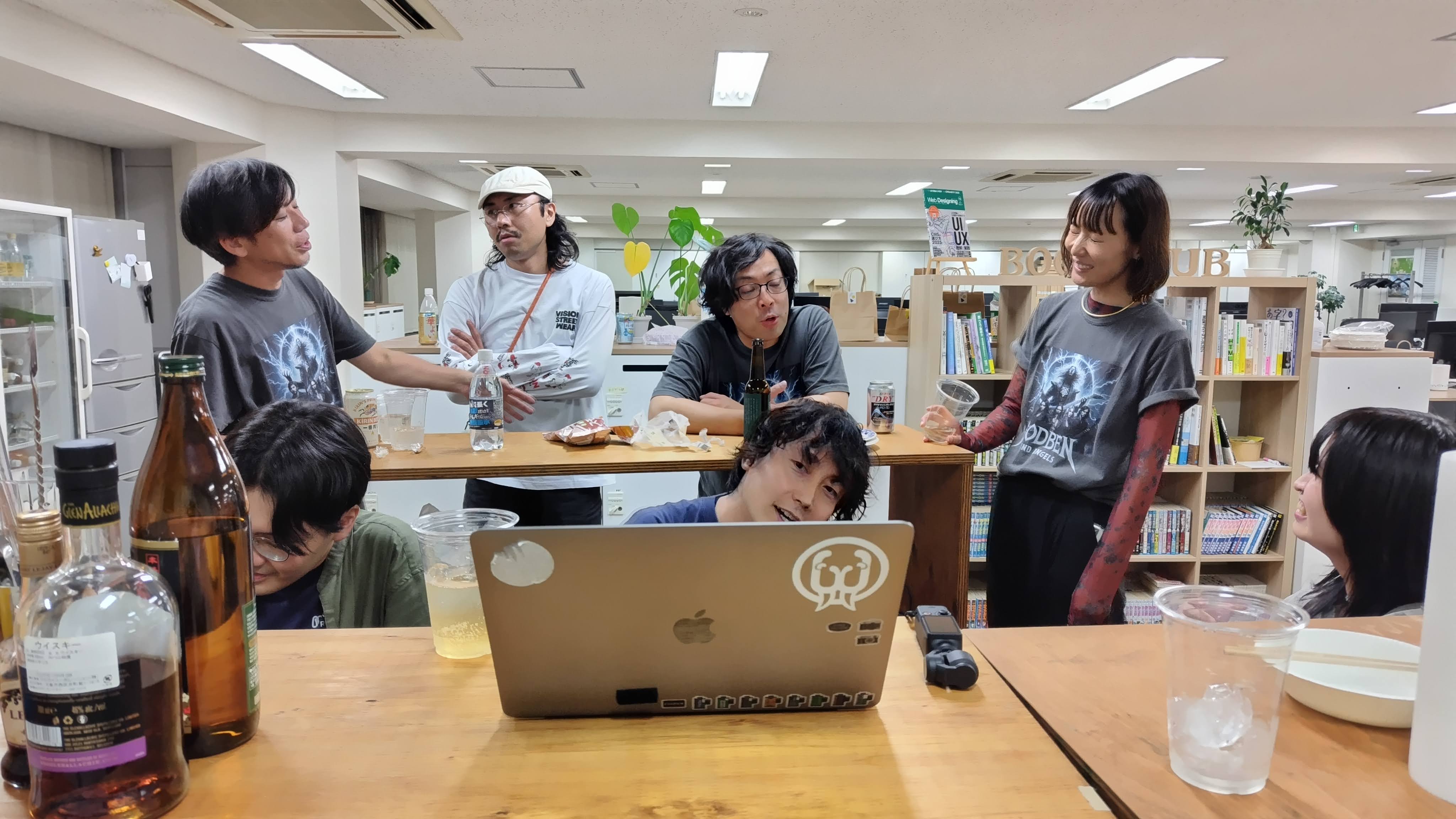 ３次会でバンド演奏の音源を聴き、宴を楽しむみんなの様子