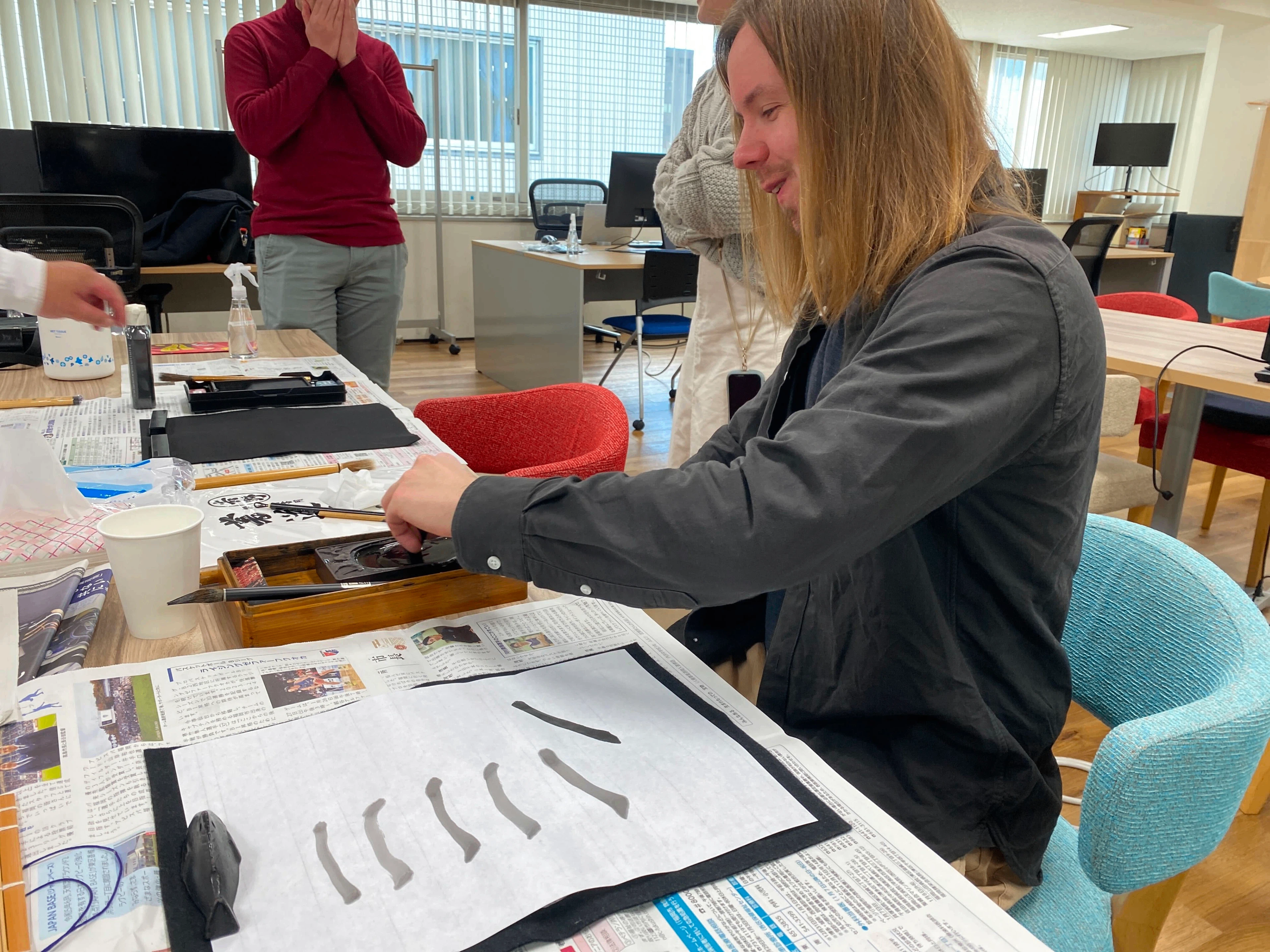 書き初めをしている様子