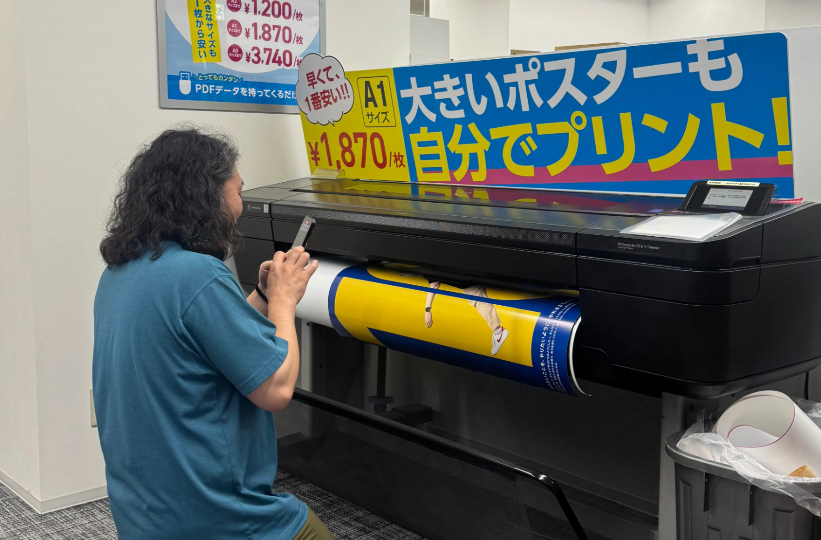 印刷を見守るmojaさん