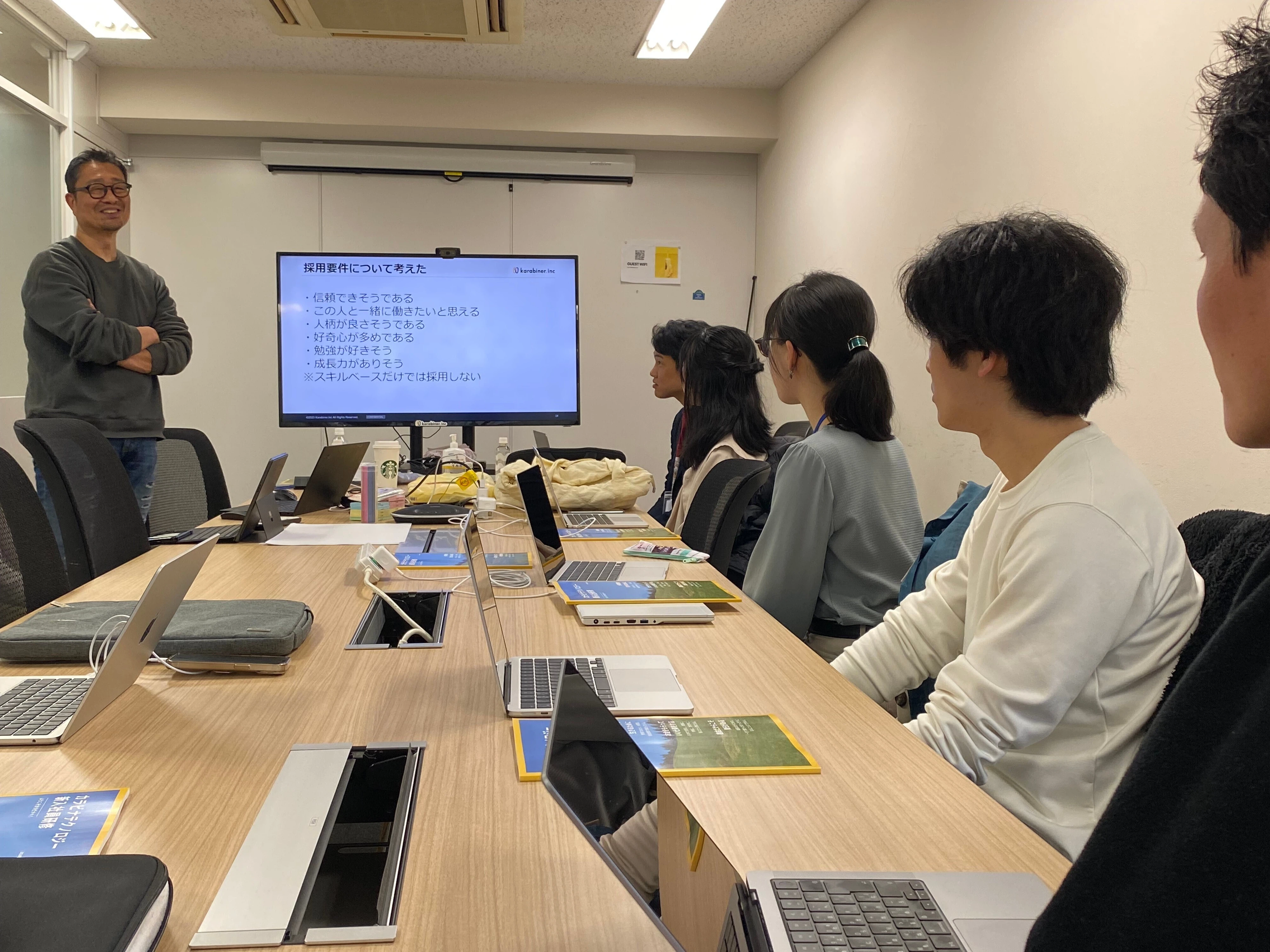 新入社員に向けてメッセージを贈るuzさん