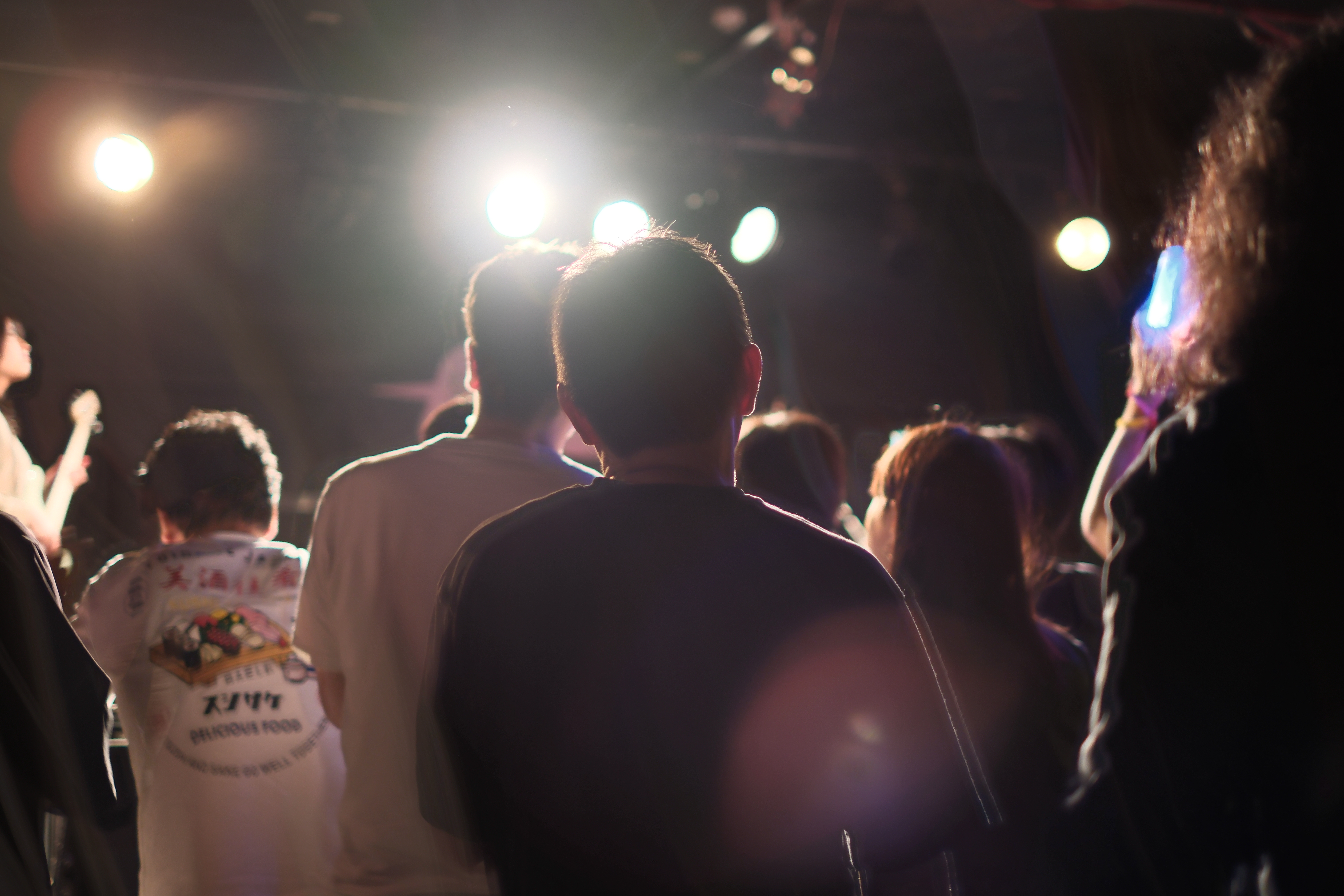 ライブハウスの照明がいい感じに写っているエモい写真