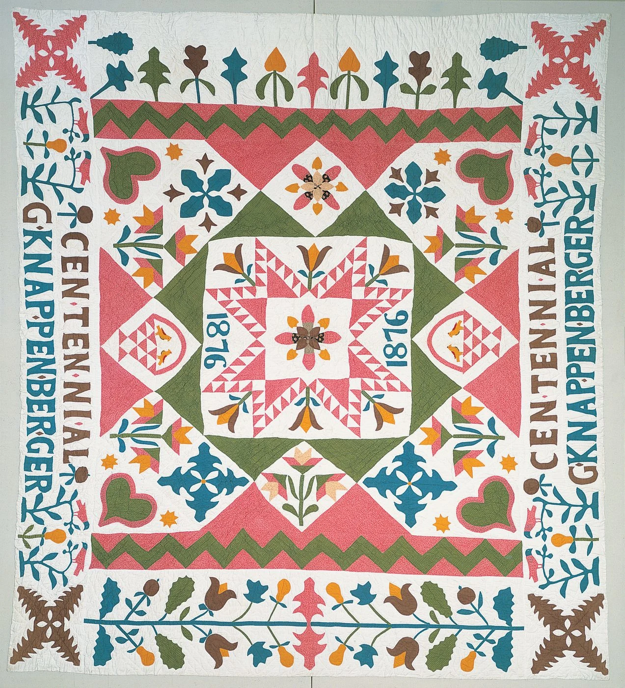 Gertrude Knappenberger, Quilt Centenario, 1876, algodón con bordado de algodón, 209.55 cm x 189.23 cm. American Folk Art Museum, donación de Rhea Goodman, 1979.9.1.