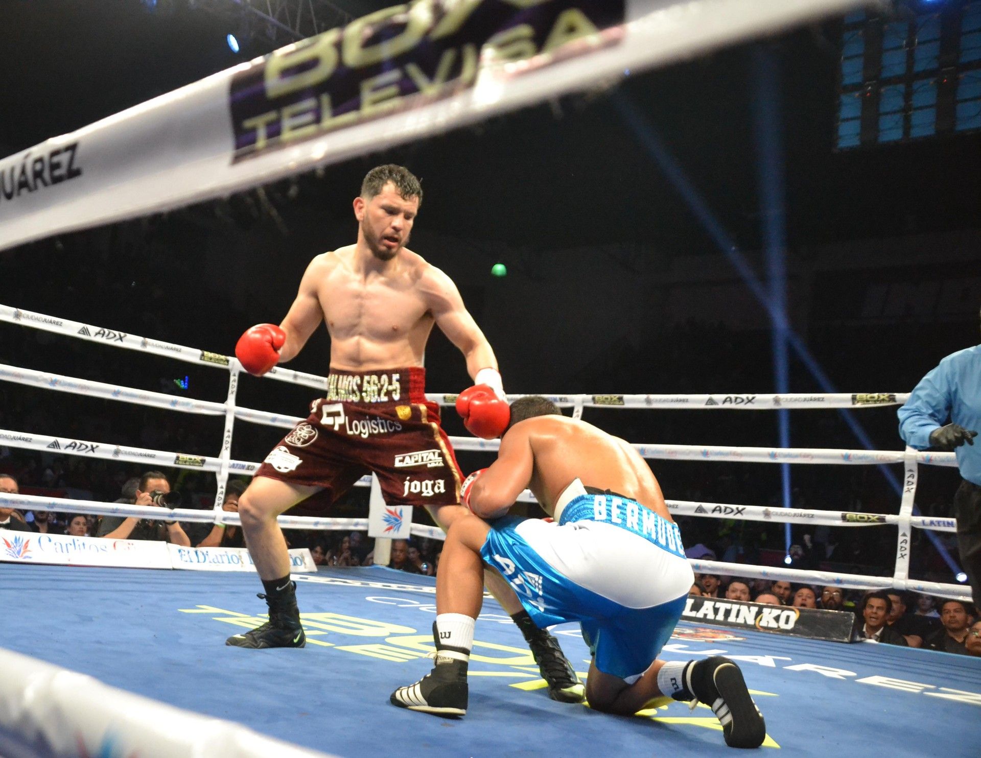 Flores and Castillo Clash in Super Lightweight Showdown