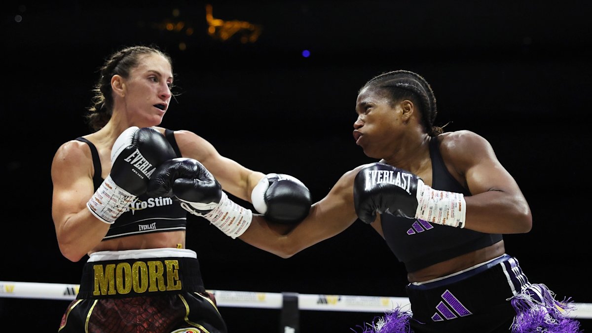 Dubois Dominates Moore, Retains Lightweight Titles
