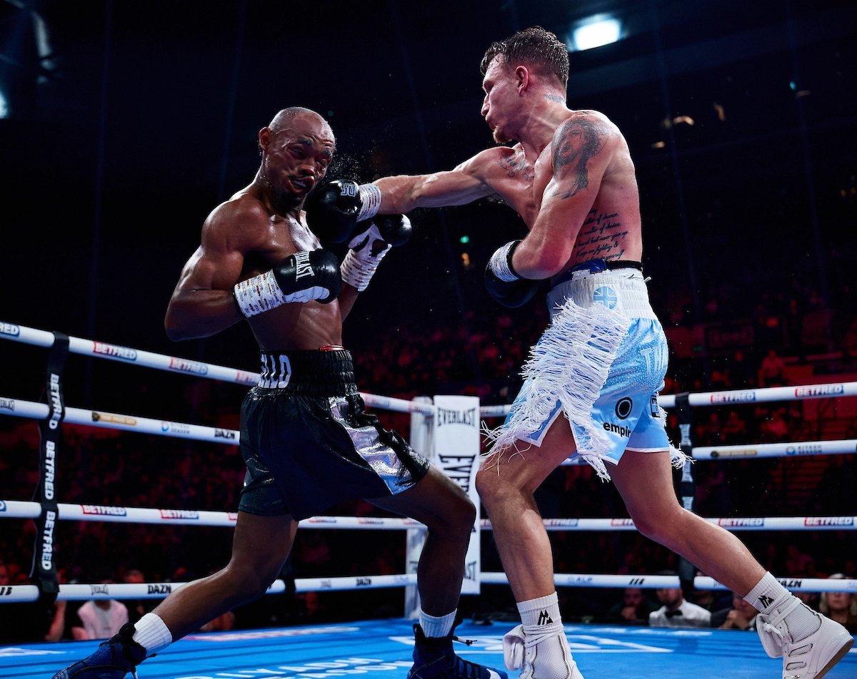 Smith retains junior welterweight title in chess match with Puello