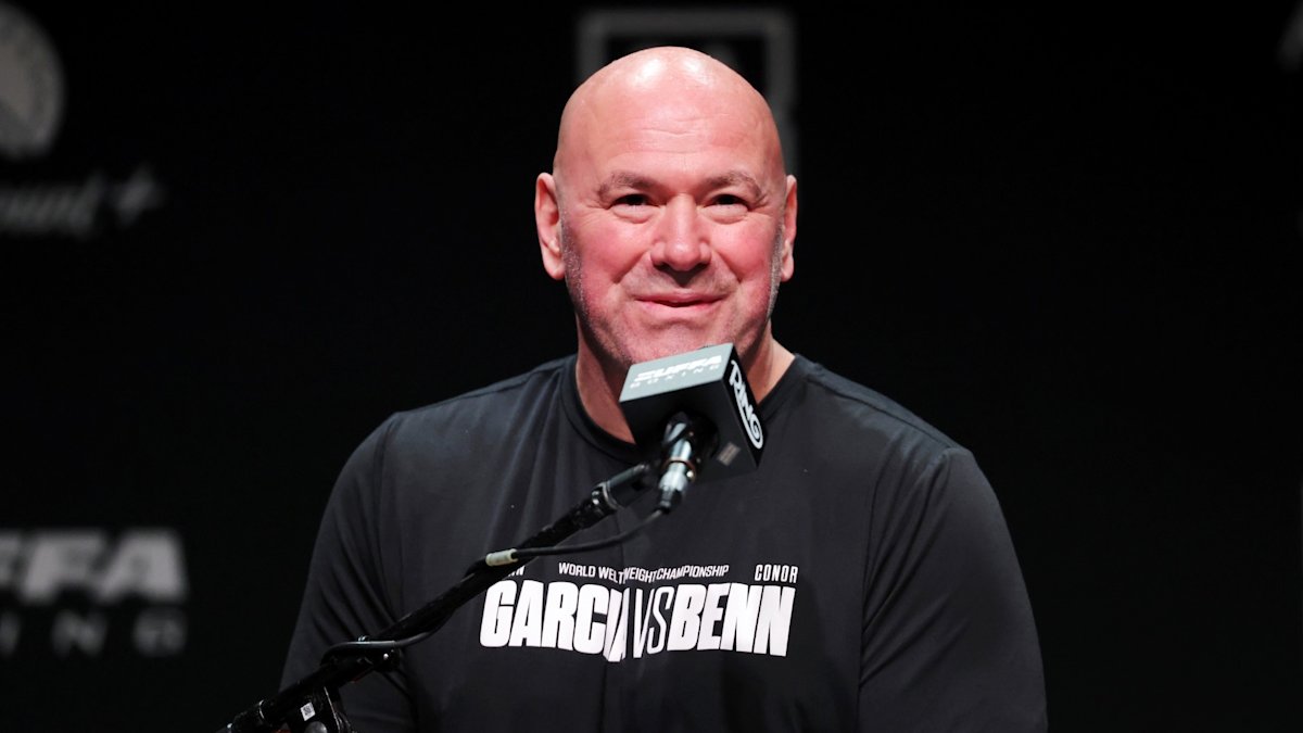 White says De La Hoya wasn't banned, Garcia wanted promoter there