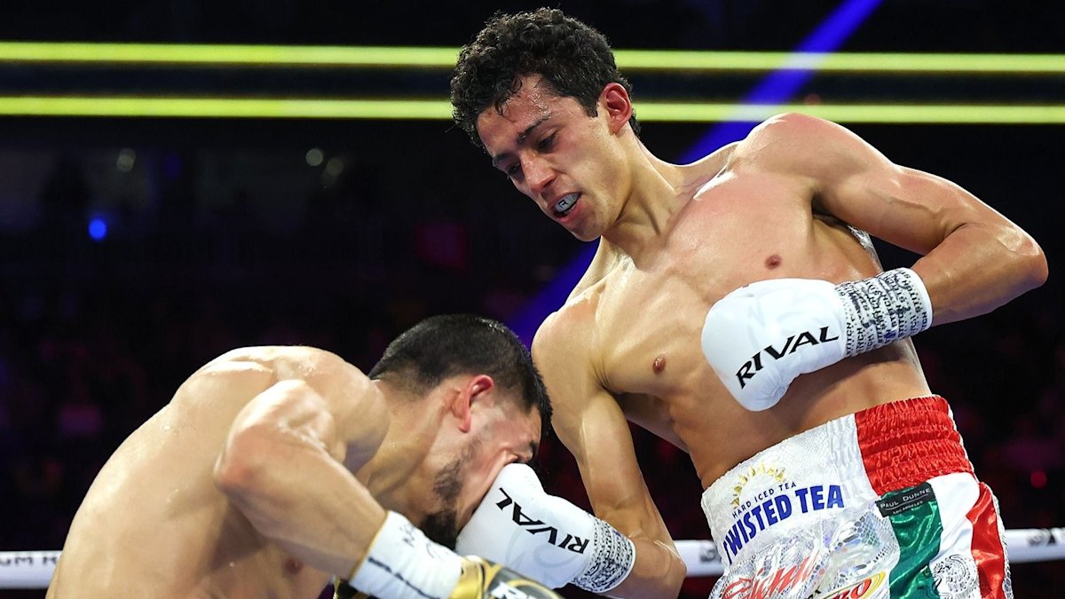 Rafael Espinoza in action. Archive photograph published by The Ring; this is not the future fight against Blandón.