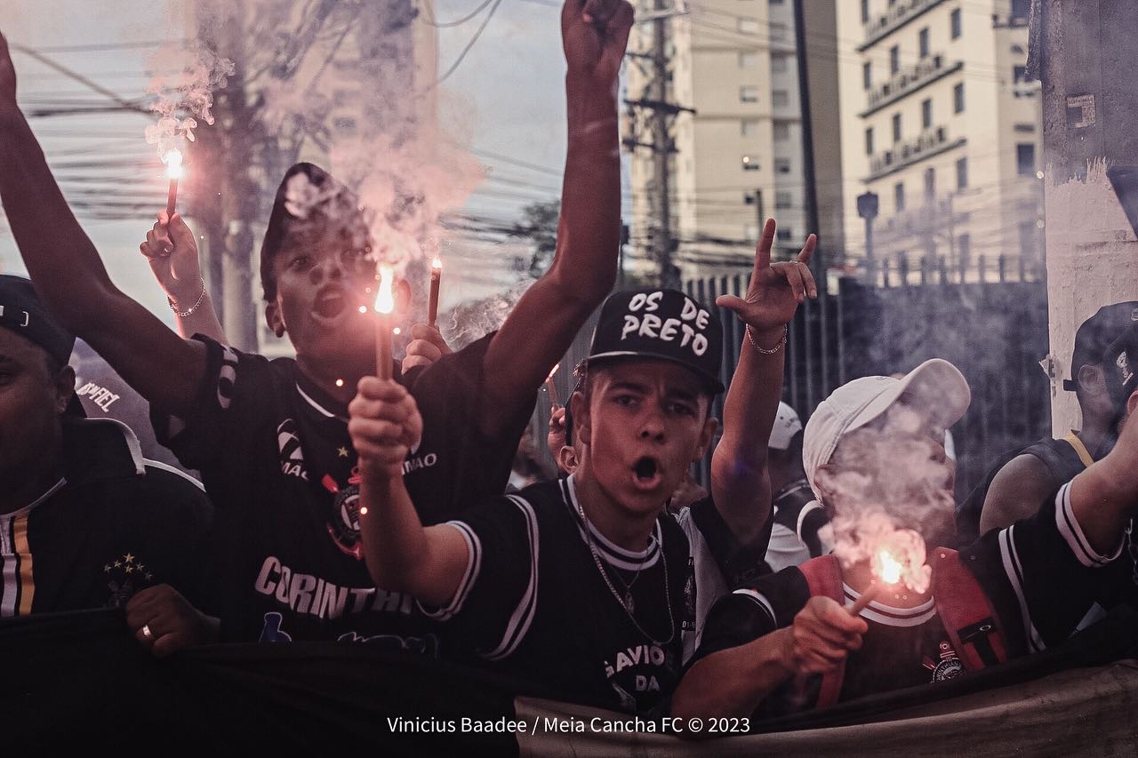 “Criado pelos pobres, roubado pelos ricos”: as torcidas se movimentam por um futebol mais popular