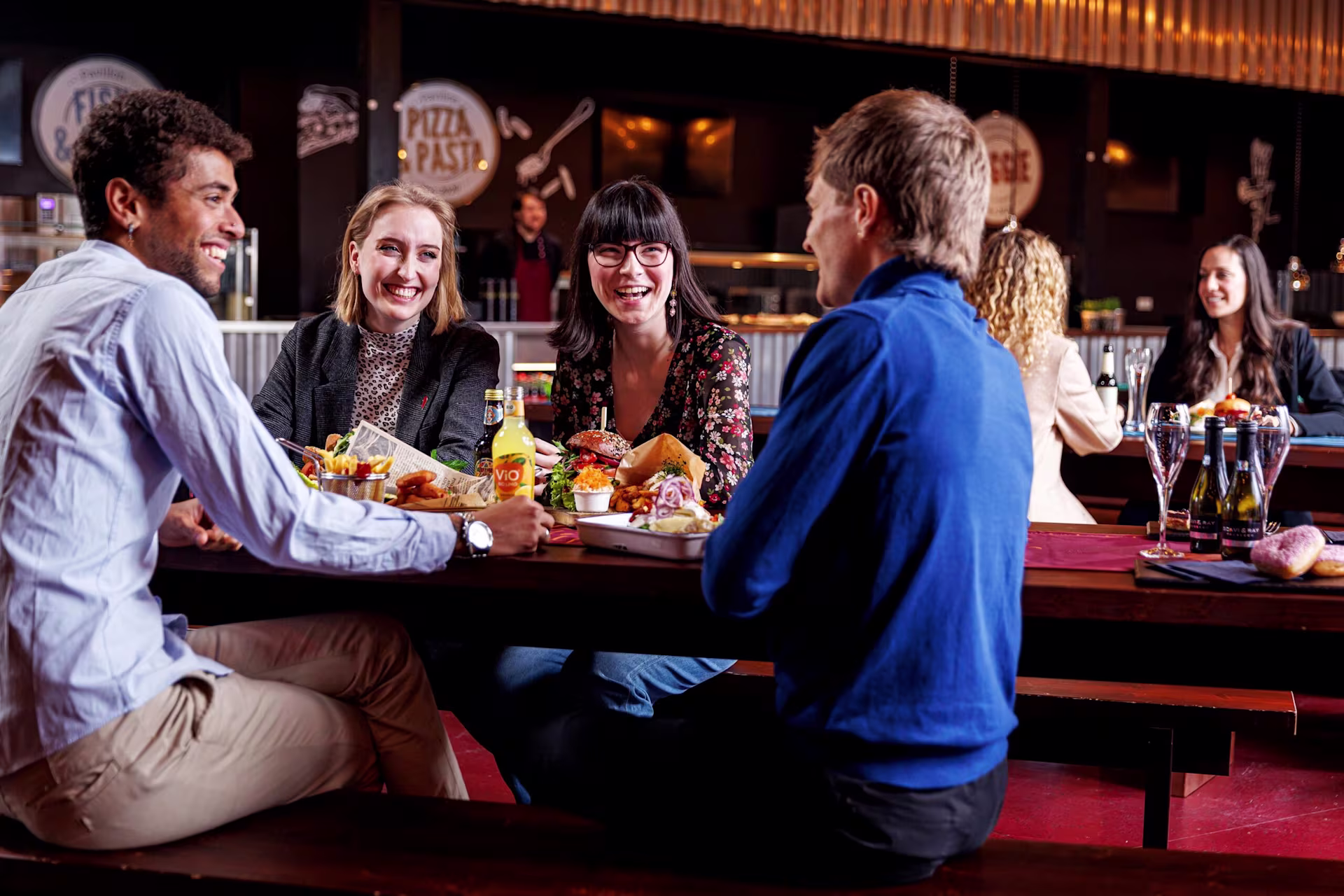 Besucher*innen beim Essen 