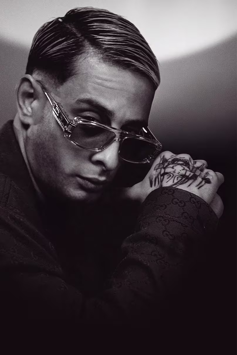 MUCCO - „Junges Blut“-Tour 2026 Portrait von Mann mit Tattoo und Brille