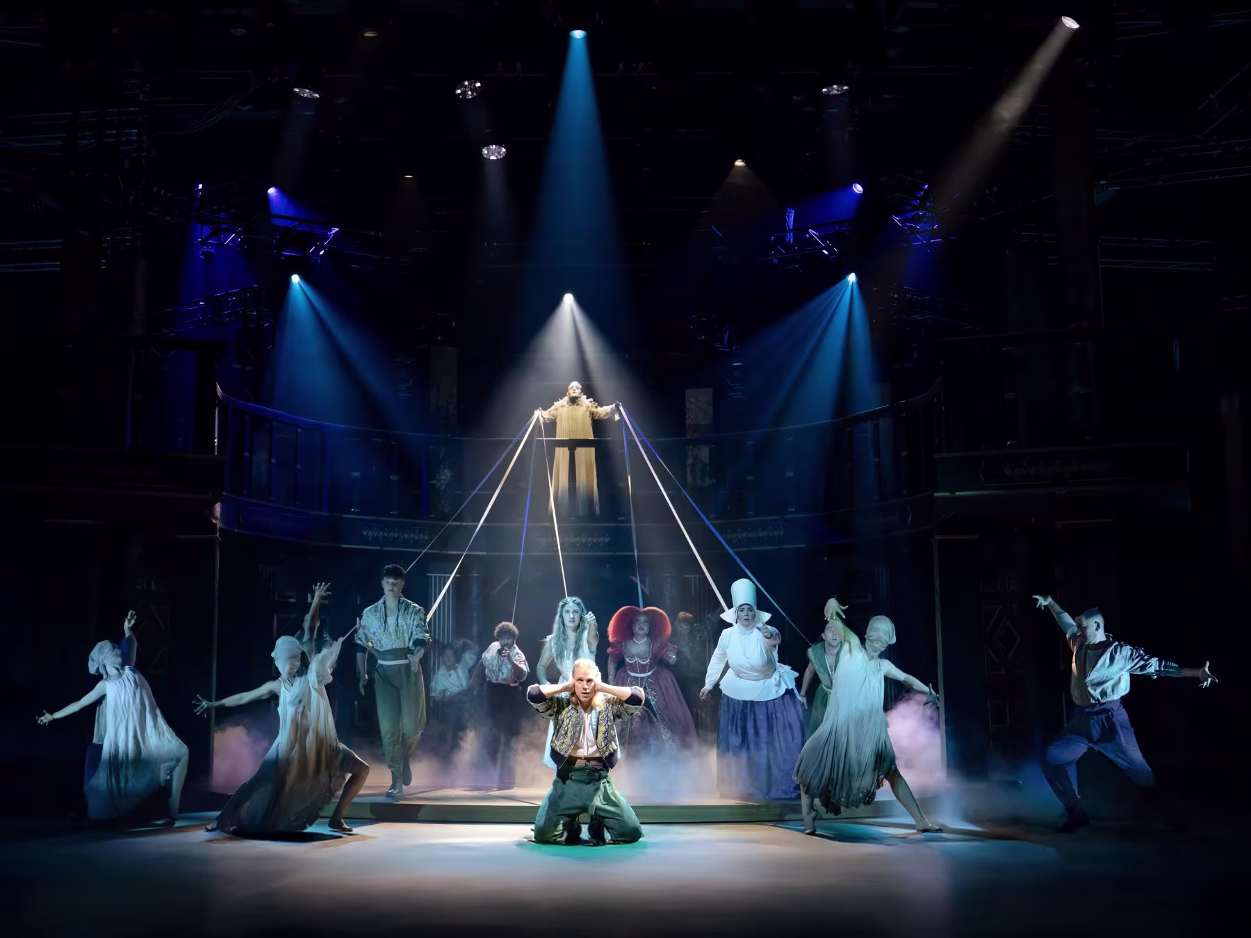 Der Todesengel hält das Ensemble an langen Bändern in Romeo & Julia - Liebe ist Alles