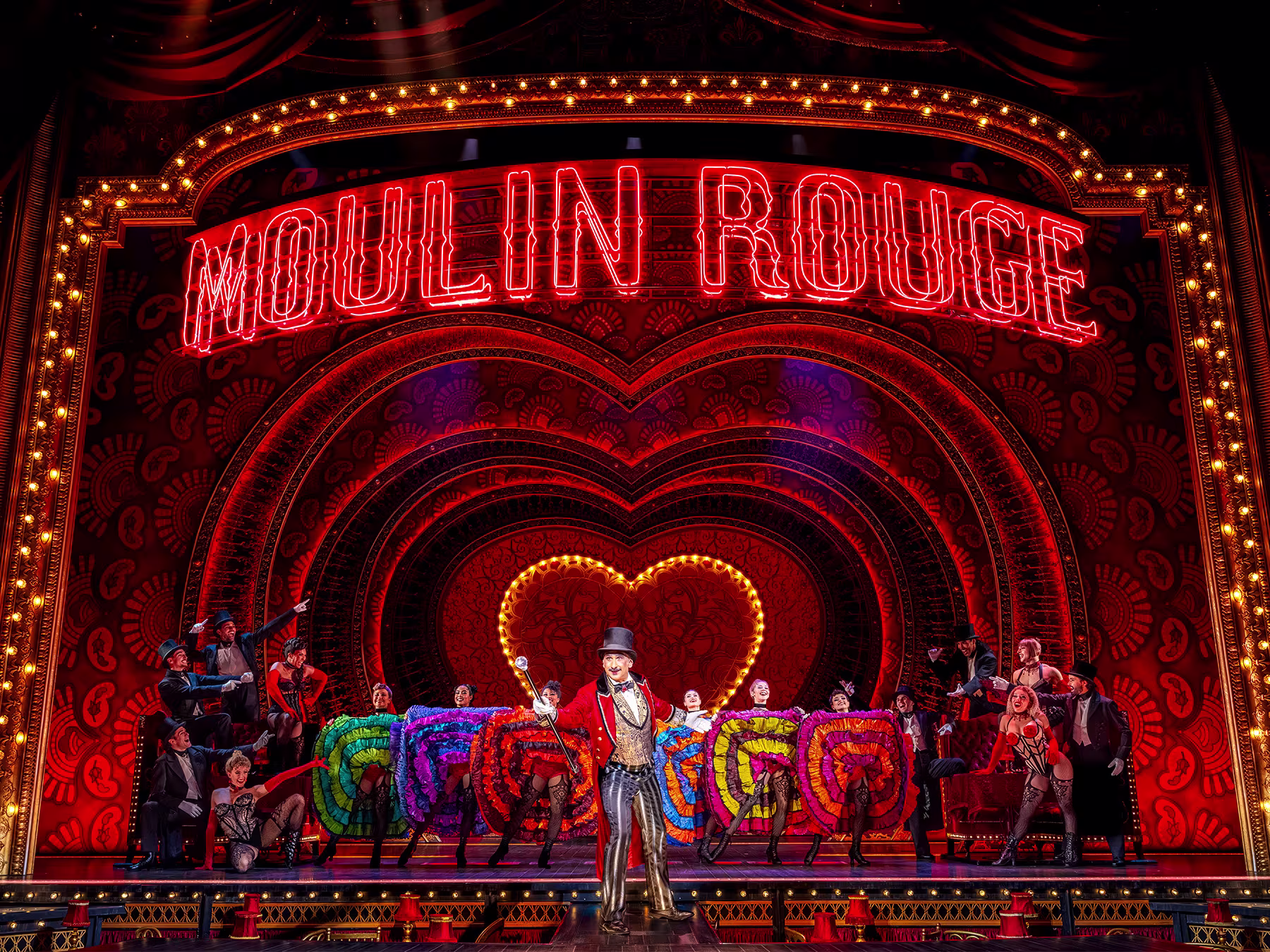 Moulin Rouge! Das Musical Showbild mit Logo, Harald Ziedler und Can Can Tänzerinnen