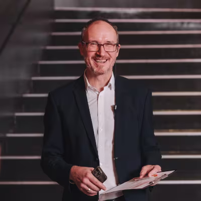 Portrait von Mann mit Hemd, Sacko und Brille