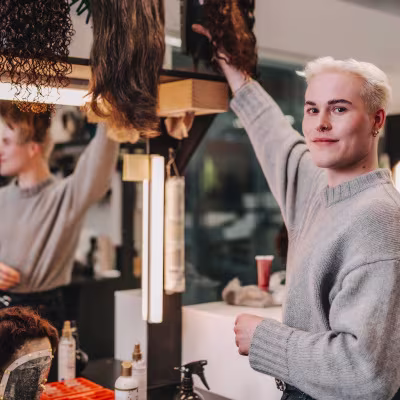 ATG Entertainment - Mann mit blonden Haaren und grauem Pullover in Maske im Theater