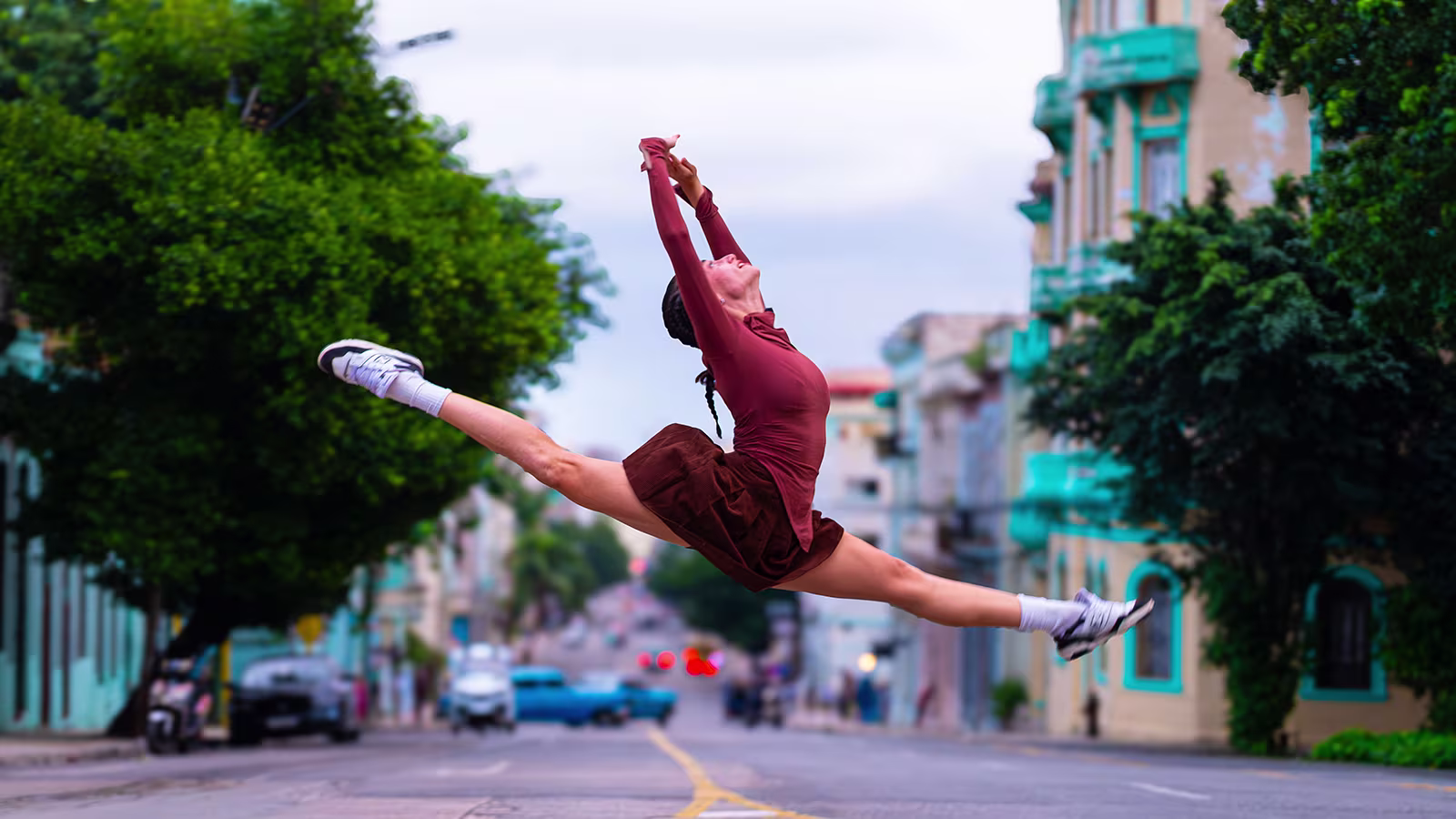 Ballet Revolución eine Tänzerin tanzt und springt auf einer Straße