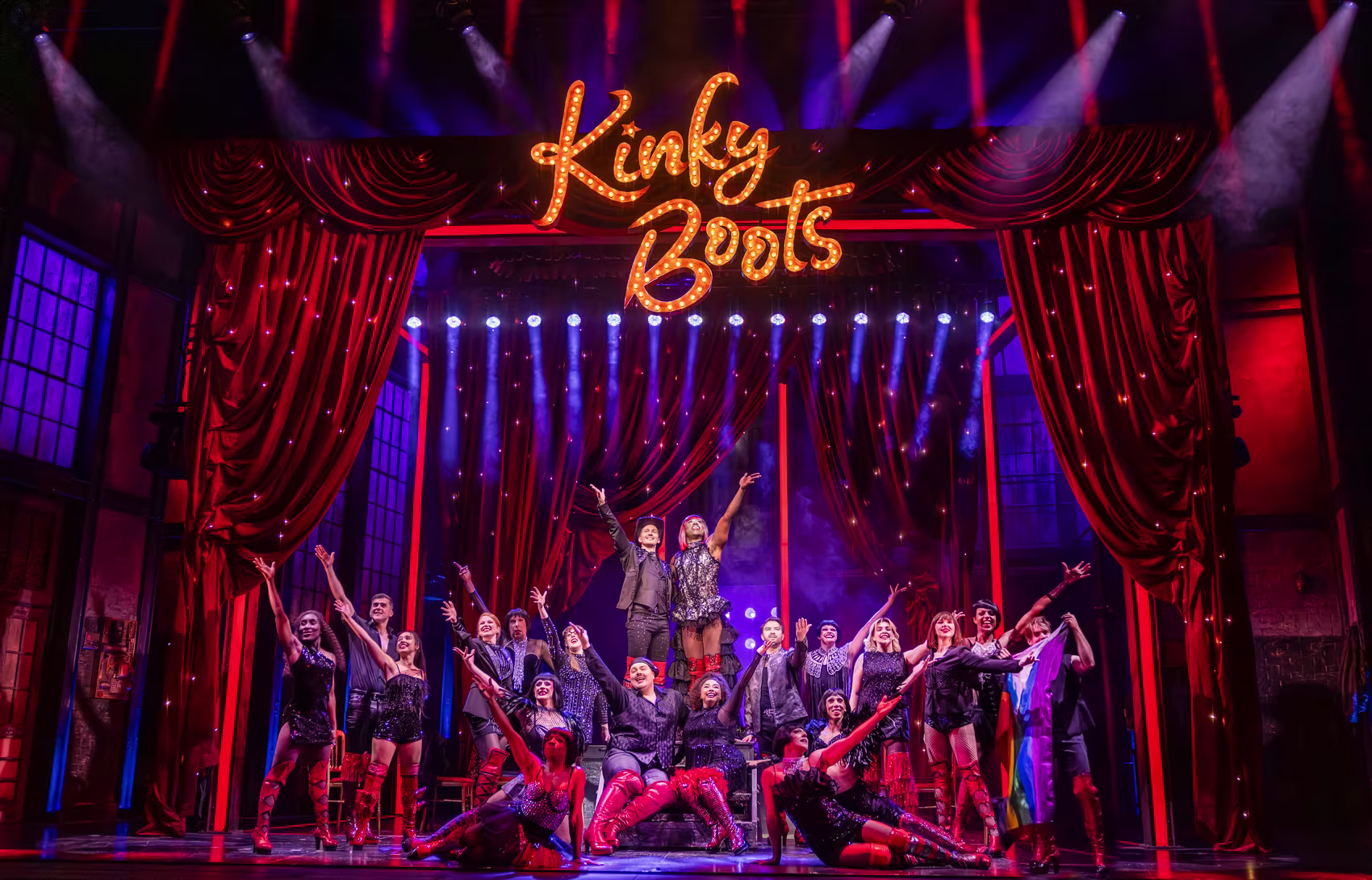 Kinky Boots Bühne mit Schriftzug und Ensemble