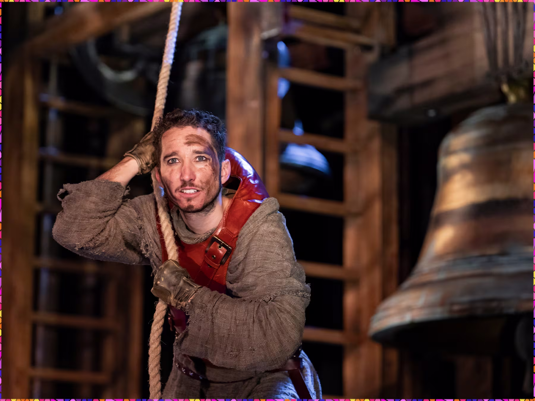 Glöckner von Notre Dame dunkles Bühnenbild mit Glöckner