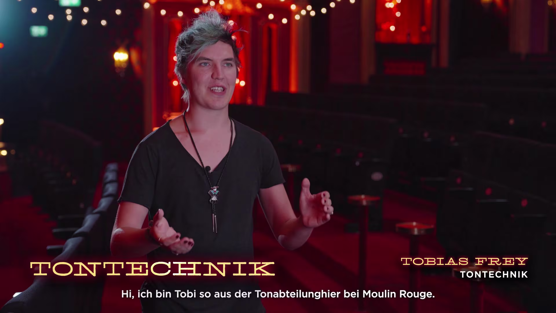 Moulin! Rouge Das Musical Mann mit schwarzem Shirt im Theater als Tontechniker