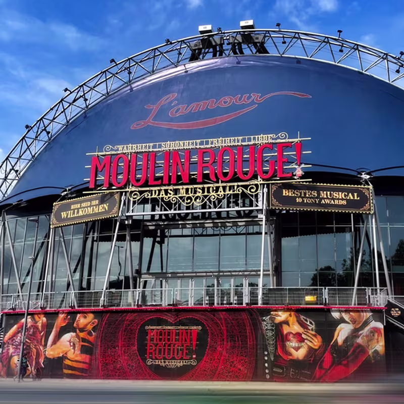 Kuppelförmiger Musical Dome Köln bei Tag mit dem Schriftzug von Moulin Rouge! Das Musical über dem Eingang
