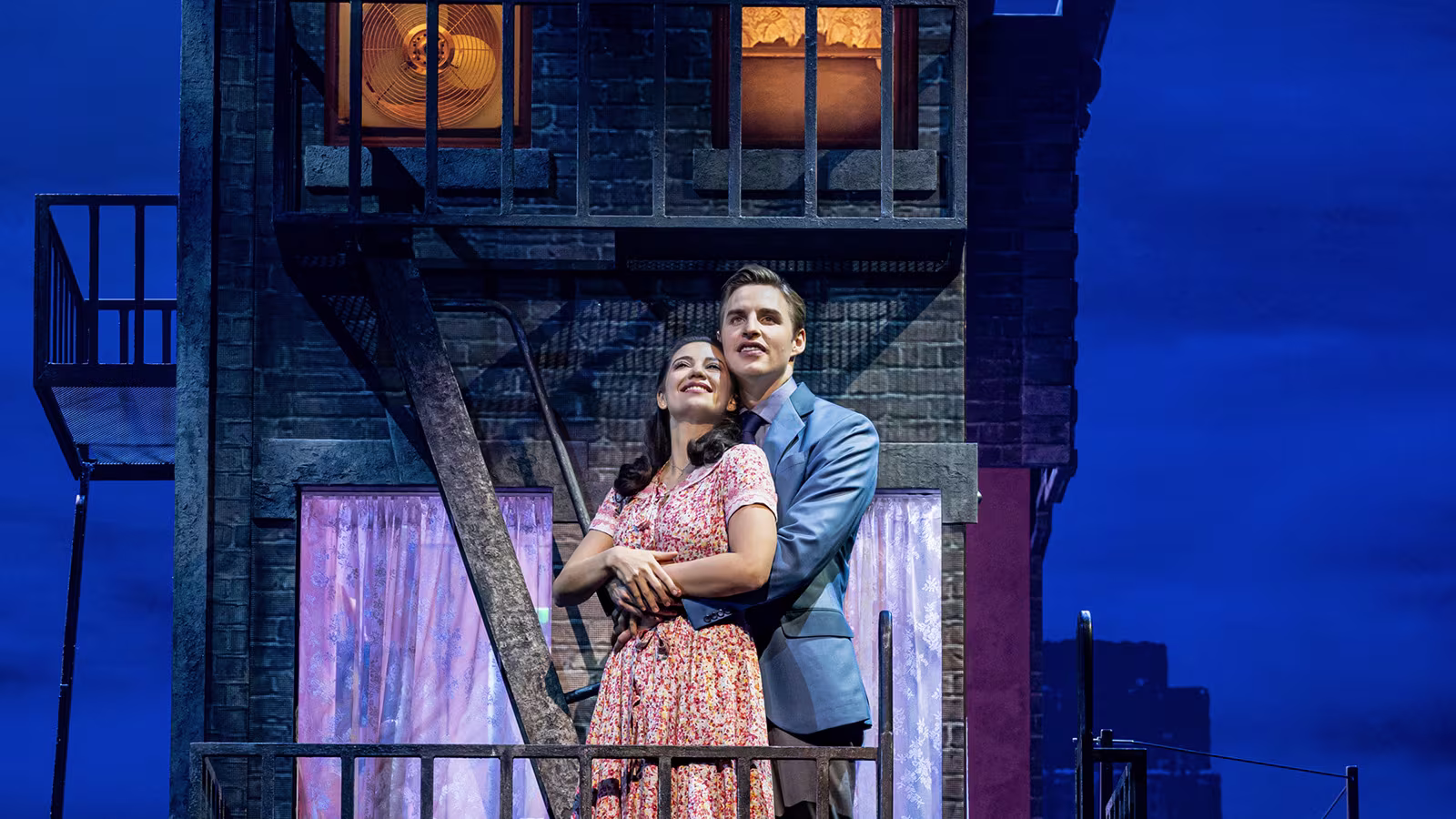 Tony und Maria umarmen sich und schauen verliebt in die weite Ferne