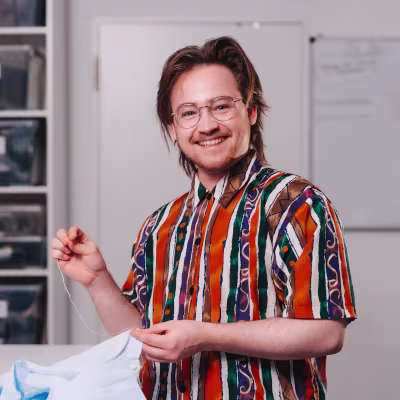 Portrait von Mann mit buntem Hemd und Brille