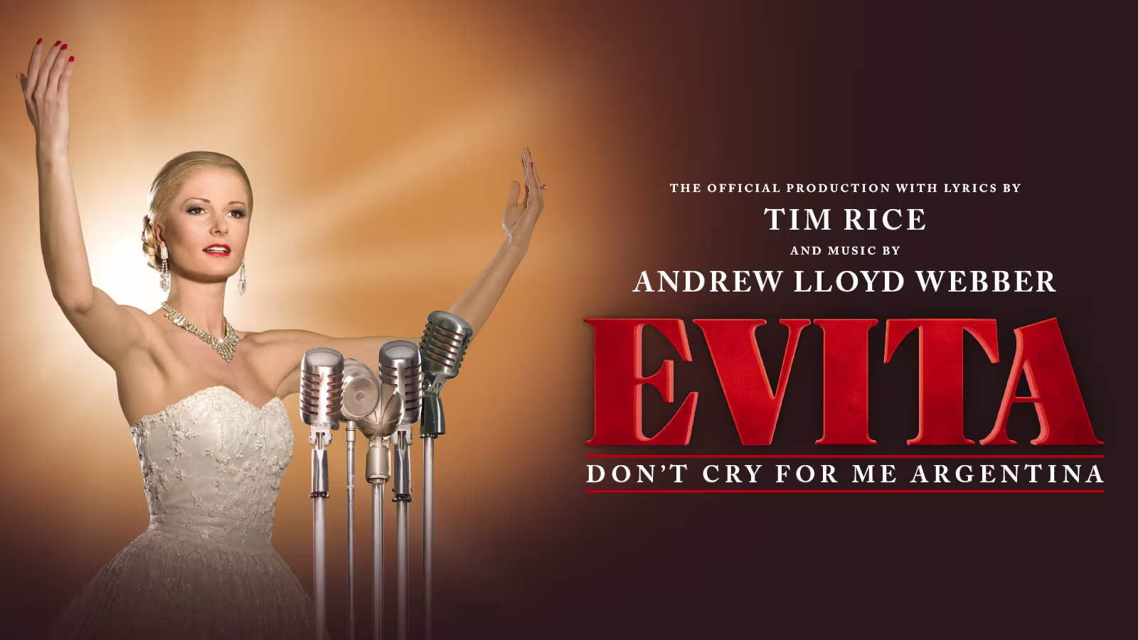 Evita steht an einem Mikrofon und winkt der Menge. Sie steht in einem hellen Lichtstrahl von hinten. Links neben ihr das Logo vom Musical Evita.