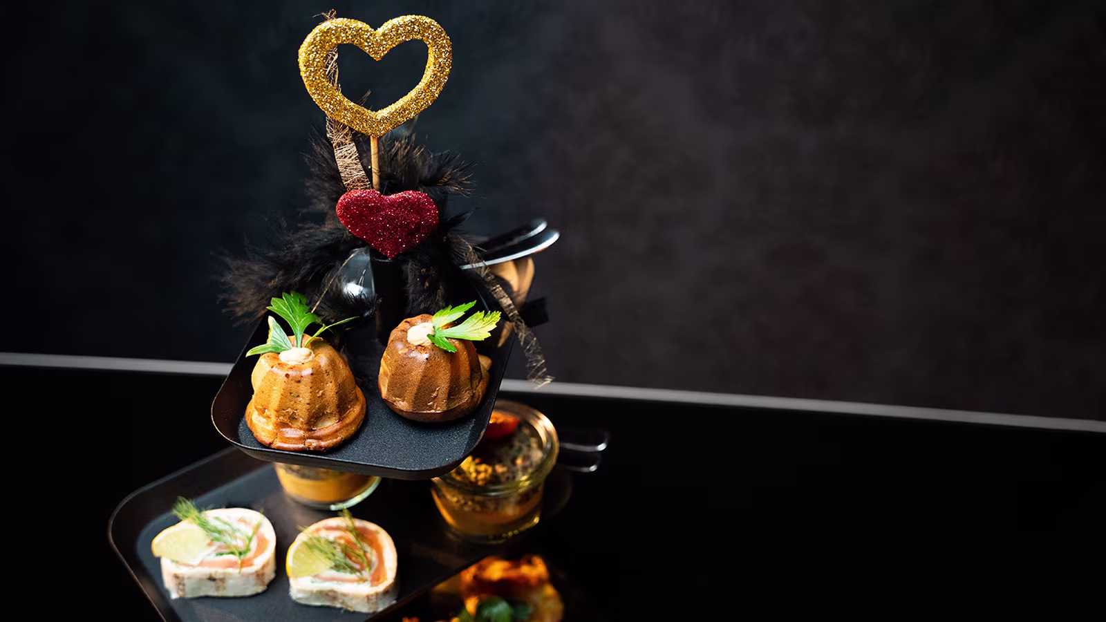 Etagere mit einer Auswahl von verschiedenen Finger Food Snacks. 