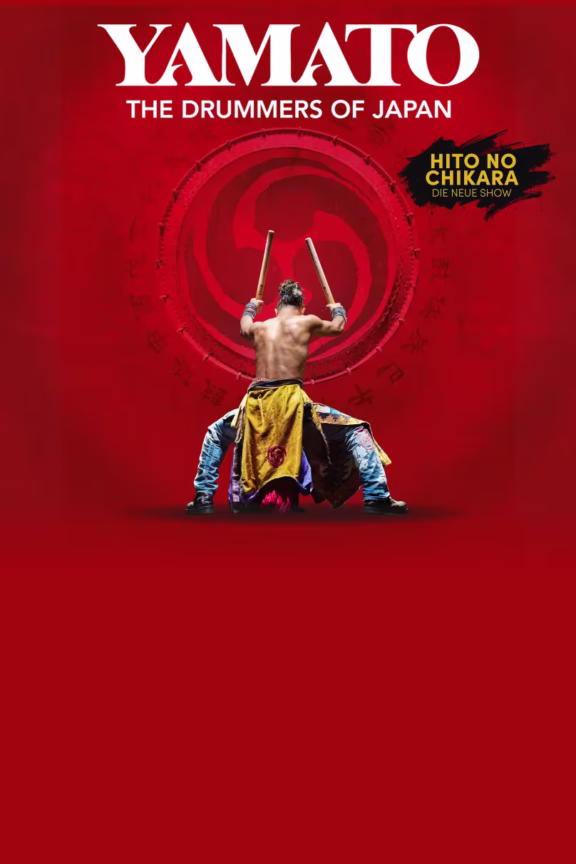 Ein oberkörperfreier Mann steht mit Schlägeln in den Händen vor einer Trommel auf roten Grund. Darüber das Logo von Yamato - The Drummers of Japan.
