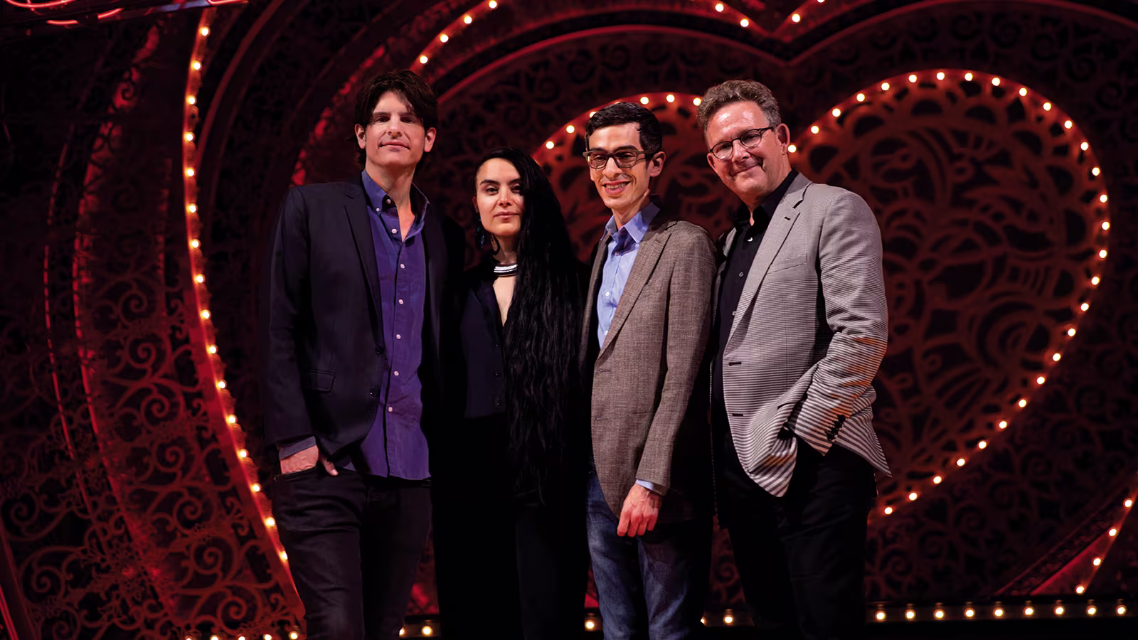 Die Creatives von Moulin Rouge! Das Musical posieren auf der Bühne.