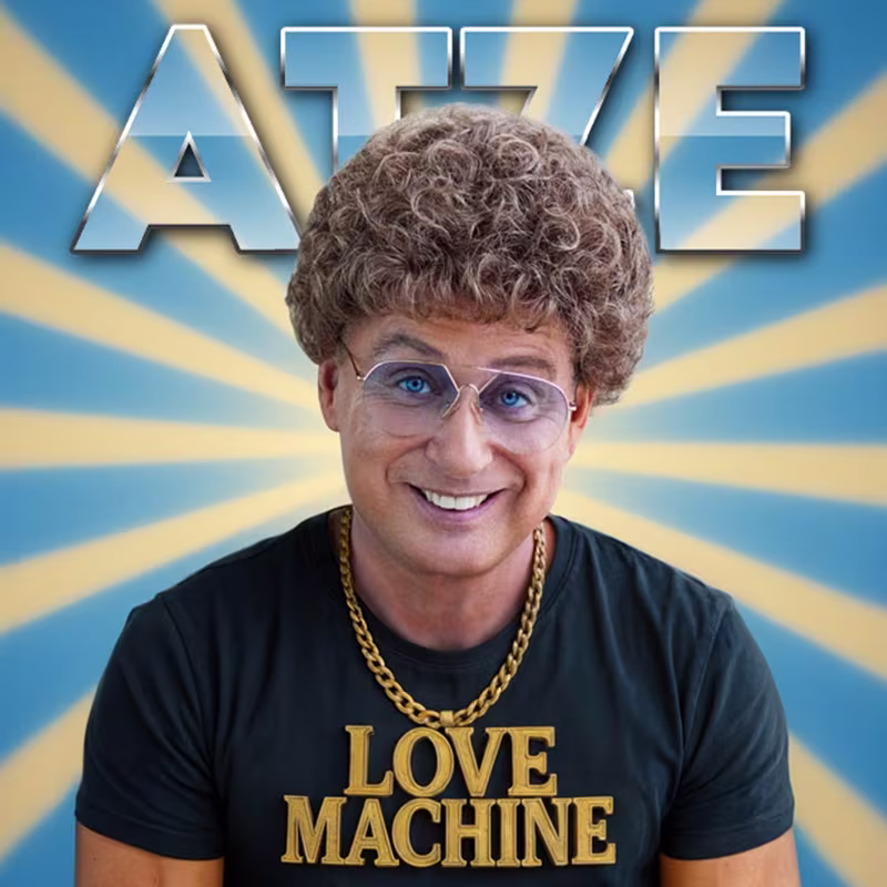 Atze Schröder - Mann mit braunen Locken und Brille