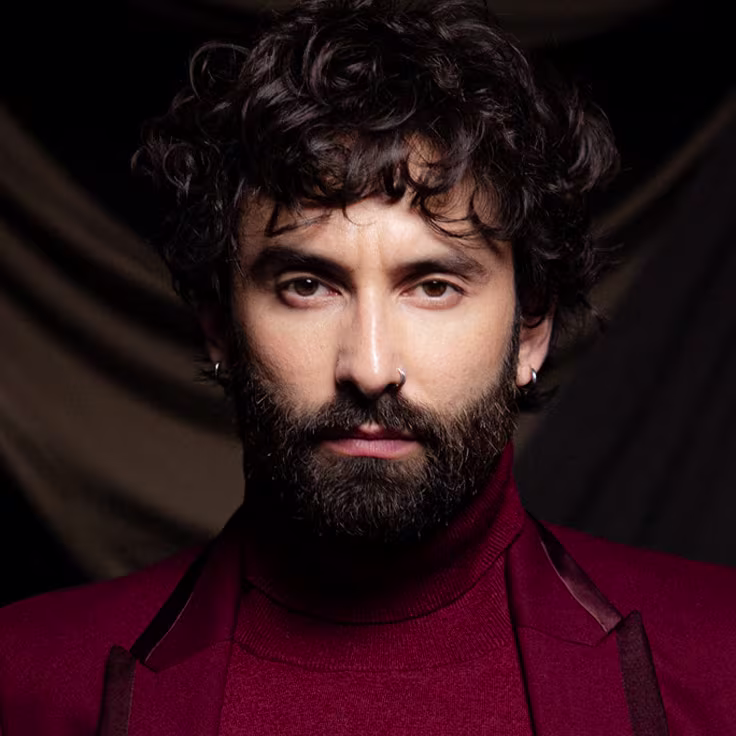Tom Neuwirth Alias Conchita Wurst im roten Anzug
