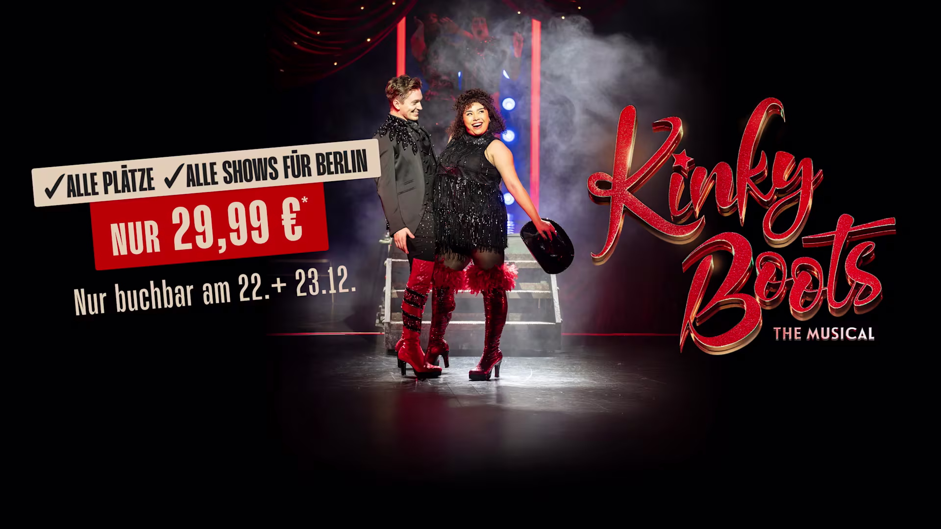 Kinky Boots Flash Sale mit Logo und zwei Personen mit High Heels auf einer dunkel beleuchteten Bühne mit Licht und Rauch