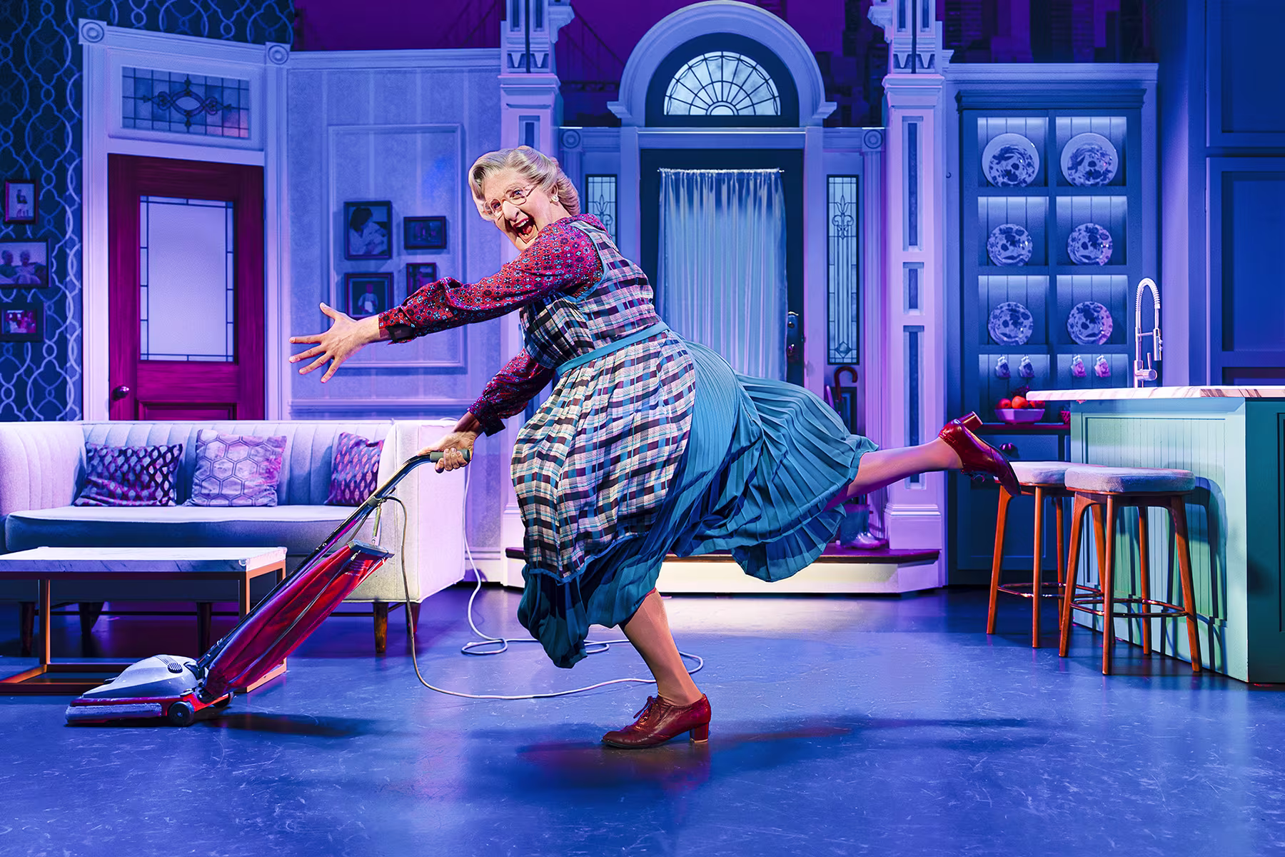 Mrs Doubtfire tanzt mit dem Staubsauger durch das Wohnzimmer ; Mrs Doubtfire – Der neue Musical-Hit