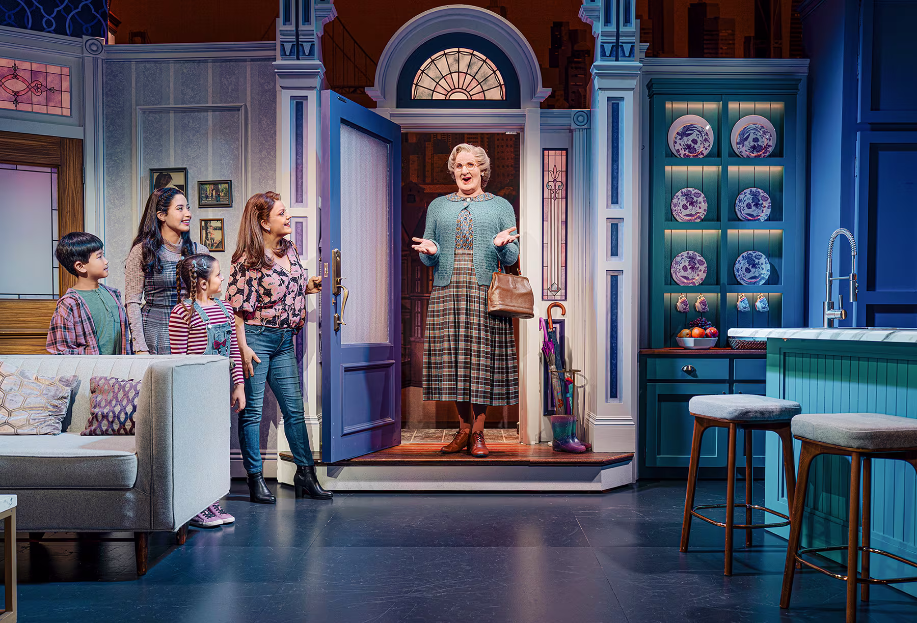 Szene aus Mrs Doubtfire – Der neue Musical-Hit: Die Kinder begrüßen Mrs Doubtfire an der Tür.