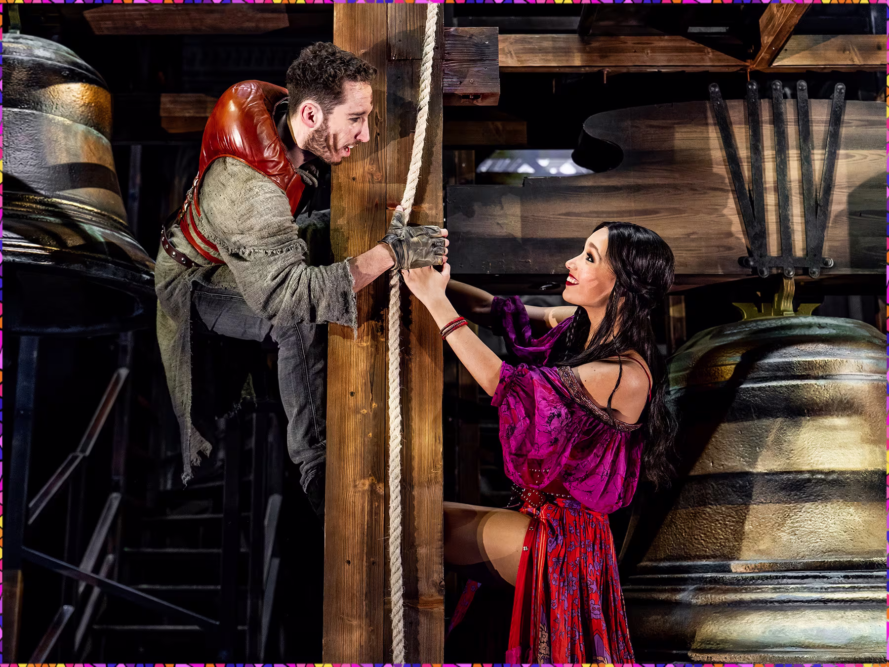 Glöckner von Notre Dame dunkles Bühnenbild mit Frau und Glöckner