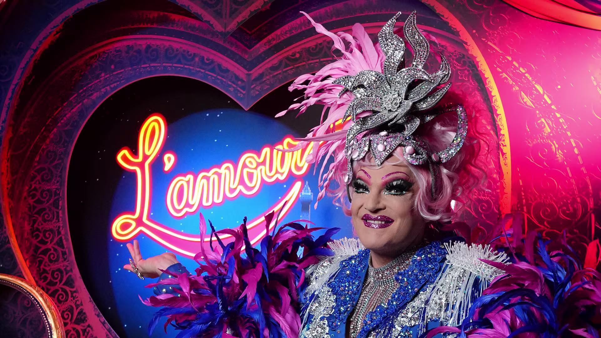 Olivia Jones sitzt vor der Bühnenkulisse von Moulin Rouge! Das Musical