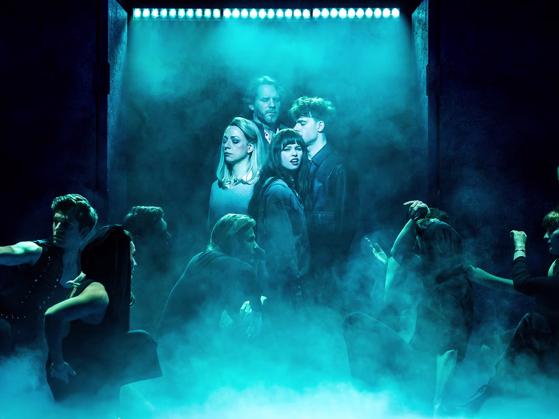 Abenteuerland - Das Musical mit den Hits von PUR: Leute sind auf einer dunklen und nebeligen Bühne.