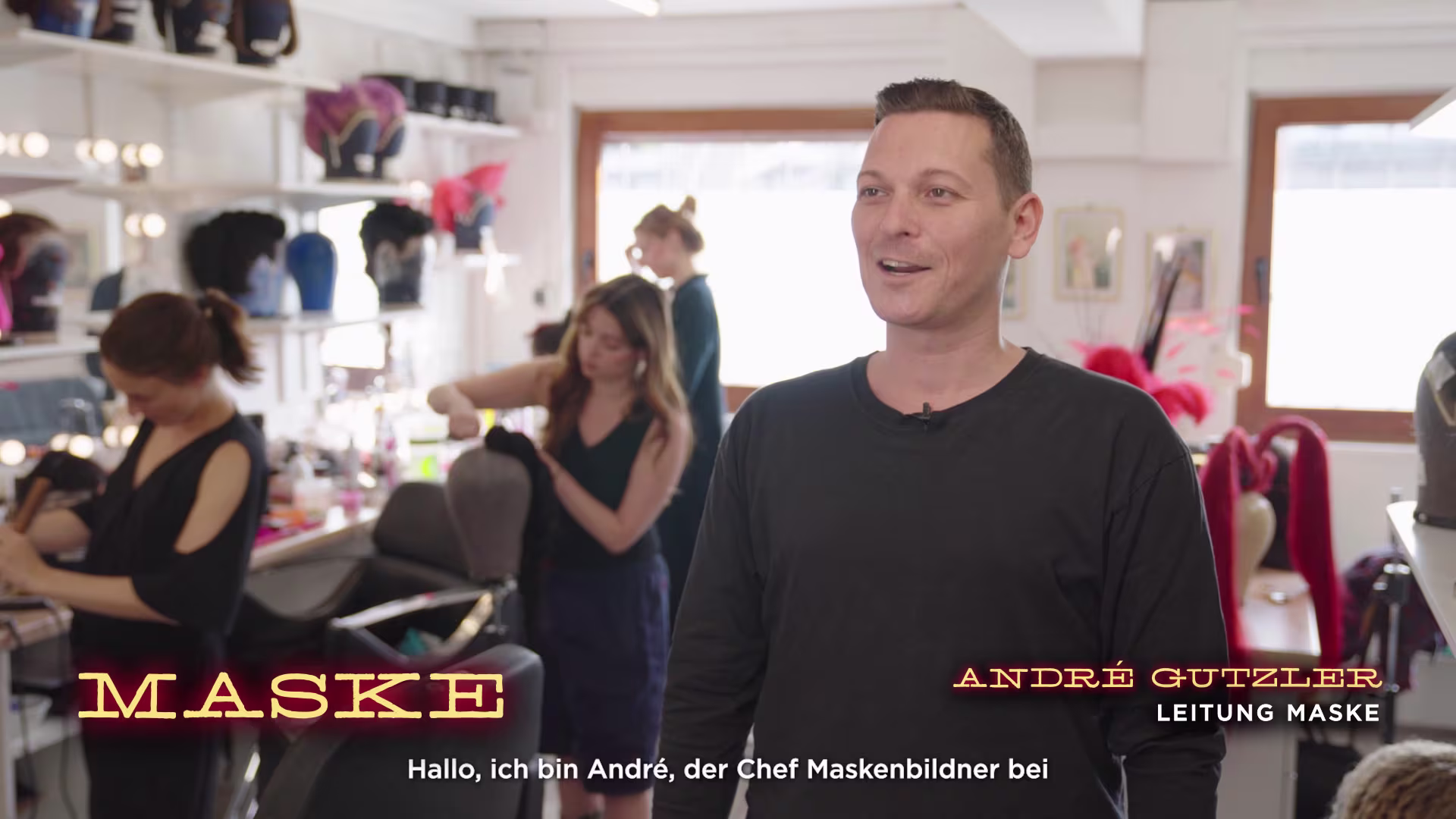 Moulin! Rouge Das Musical Mann mit schwarzem Shirt im Theater als Maskenbildner