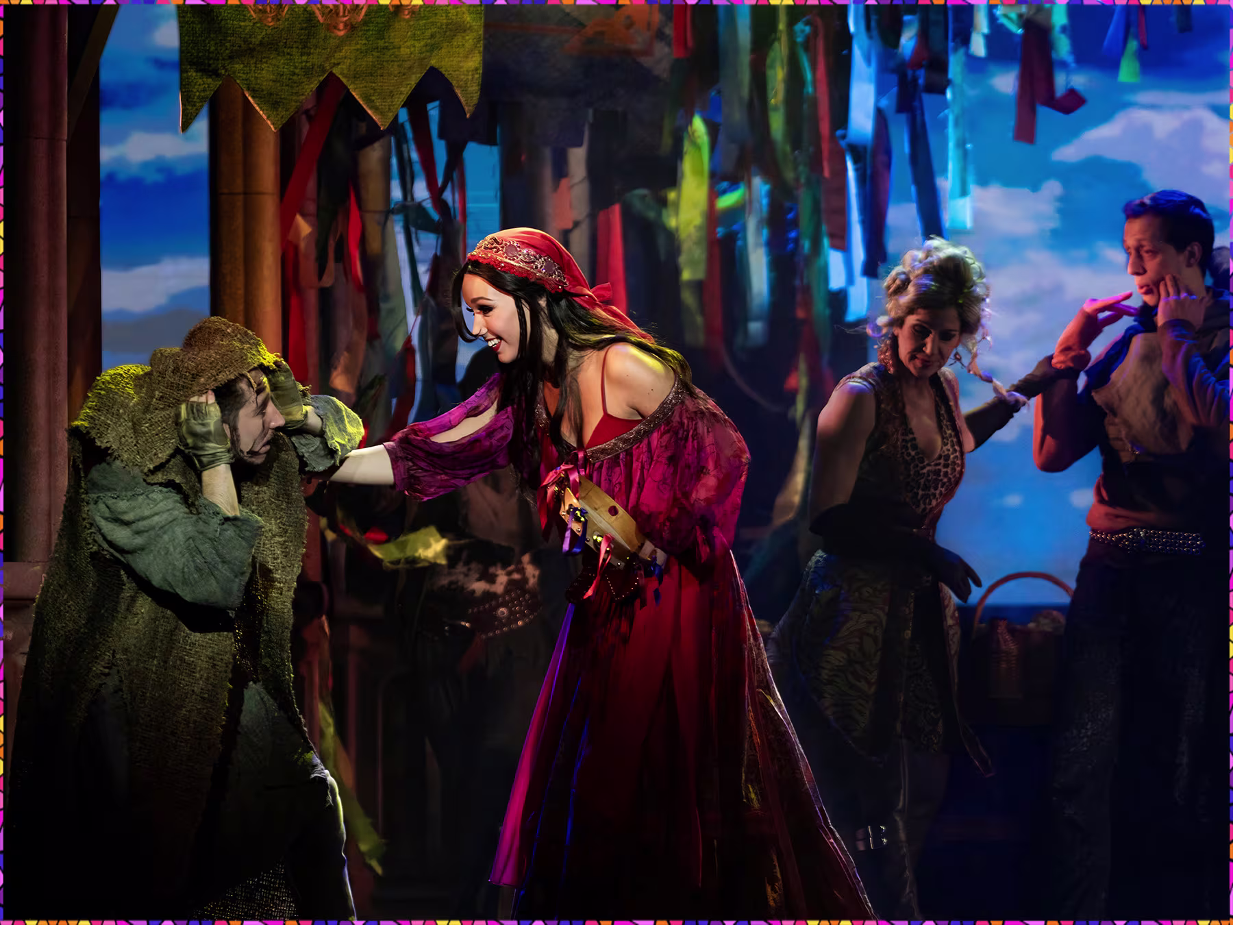 Glöckner von Notre Dame dunkles Bühnenbild mit Frau im Kleid und weiteren Ensemble-Leuten