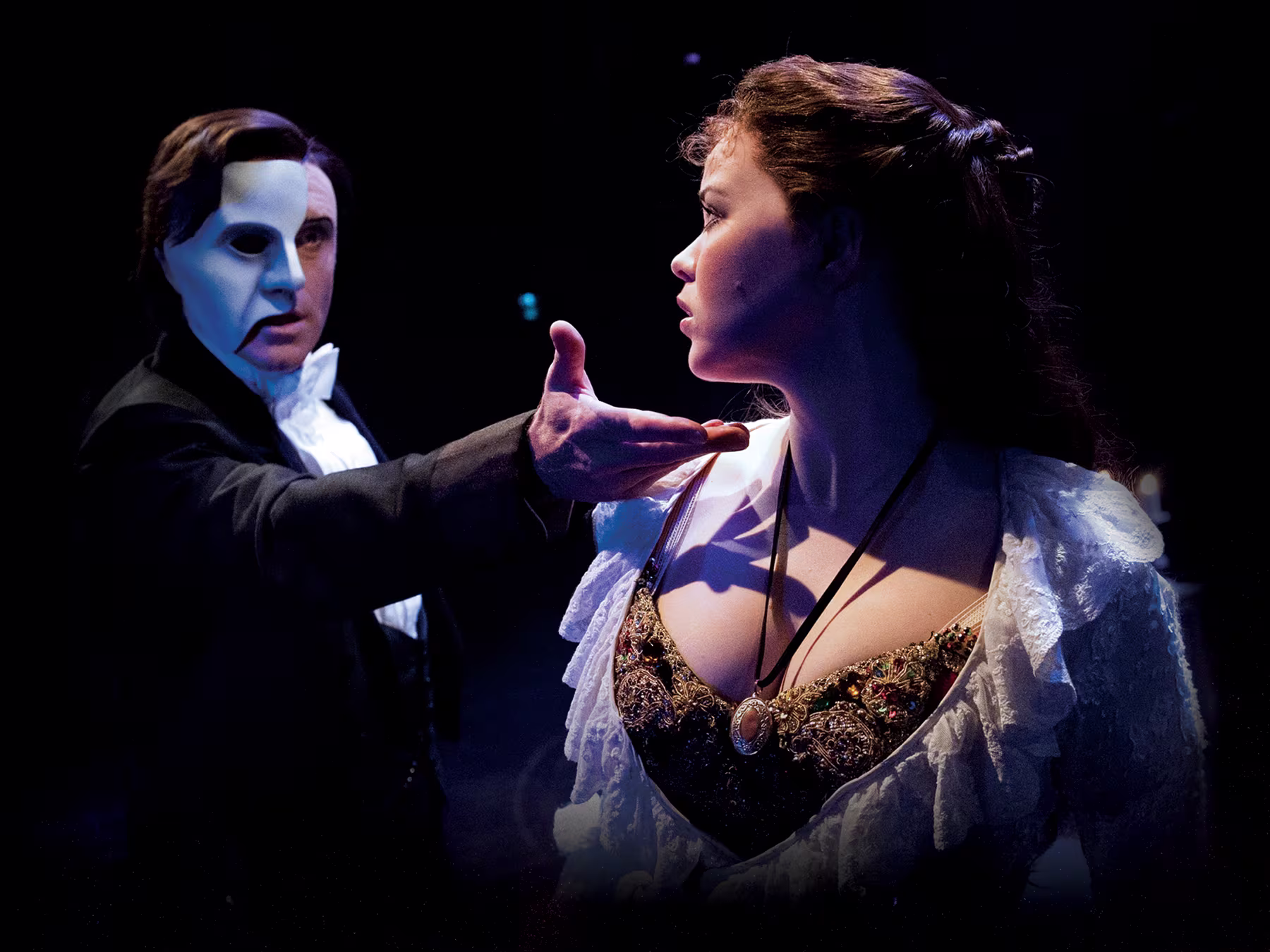 Das Phantom de Oper - Mann mit Maske und Frau sehen sich an