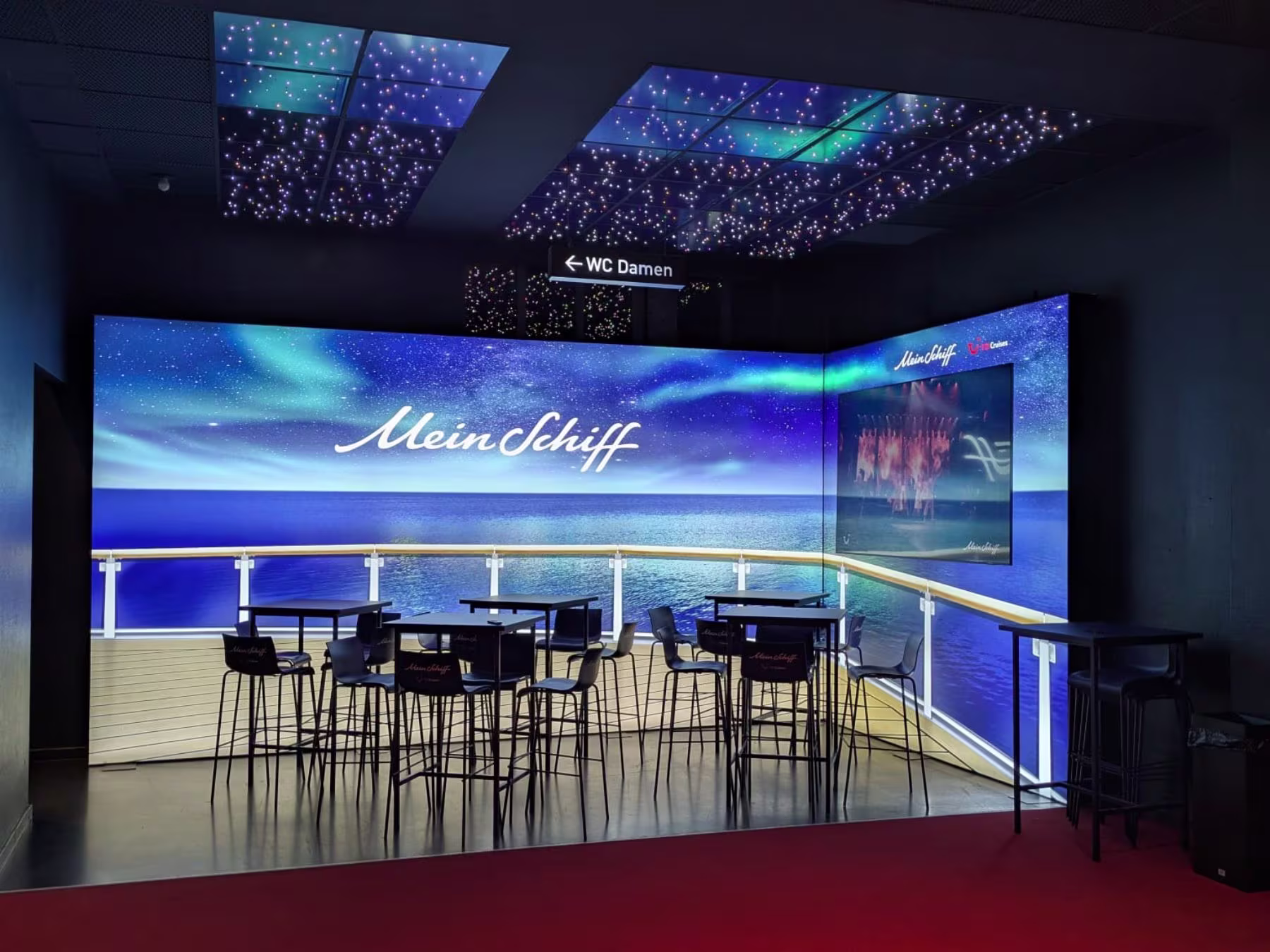 ATG Entertainment Mein Schiff Kulisse mit Stühlen und Himmel und Meer