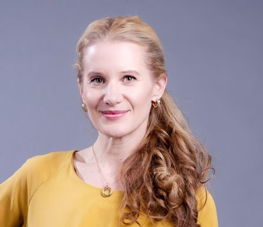 Portrait von Franziska Rengger: Frau mit blond-roten Haaren