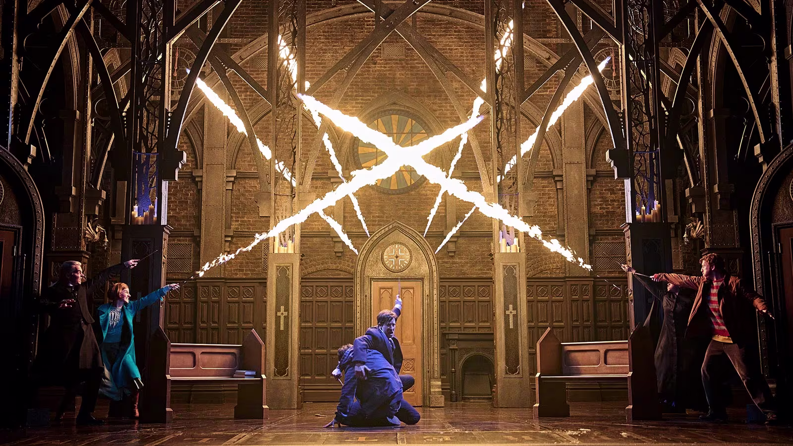 Harry Potter und das verwunschene Kind Bühnenszene bei der mehrere Darsteller Feuerblitze aus ihren Zauberstäben schießen.